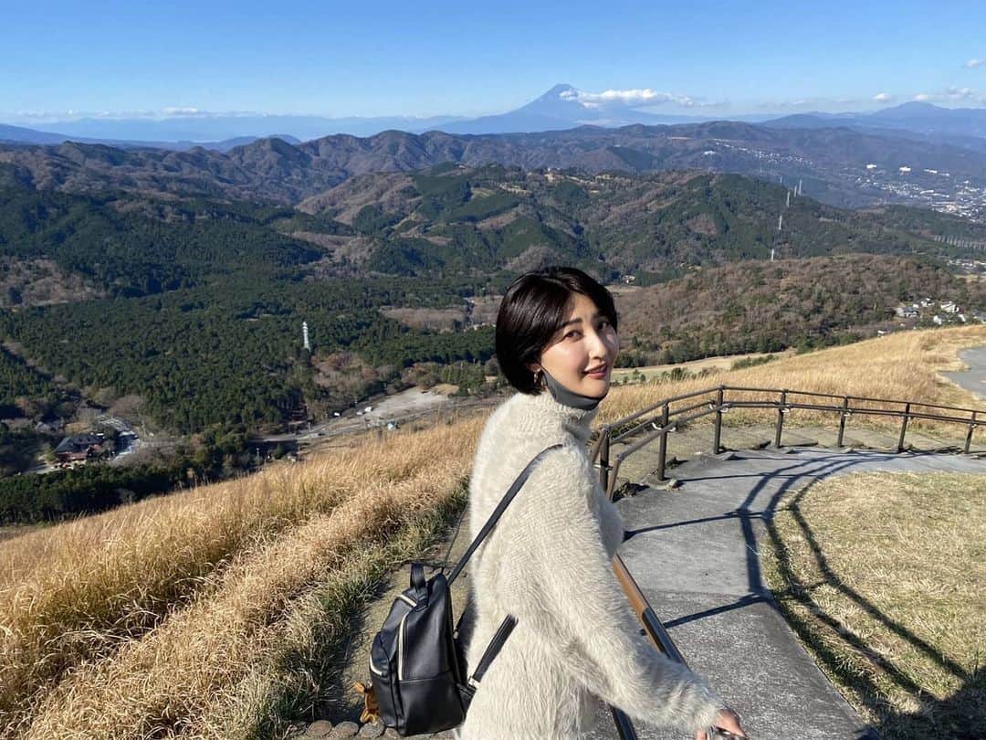 Lisaさんのインスタグラム写真 - (LisaInstagram)「. たまたま見つけた絶景スポット🥺🙏 . 富士山が綺麗に見えました🥺❤ こんな所があるなんて知らなかった〜🙋🏼‍♀️ まりもみたいな山だったよ🤭笑 #富士山#静岡#絶景#海#山」12月25日 22時03分 - lisarobintweety