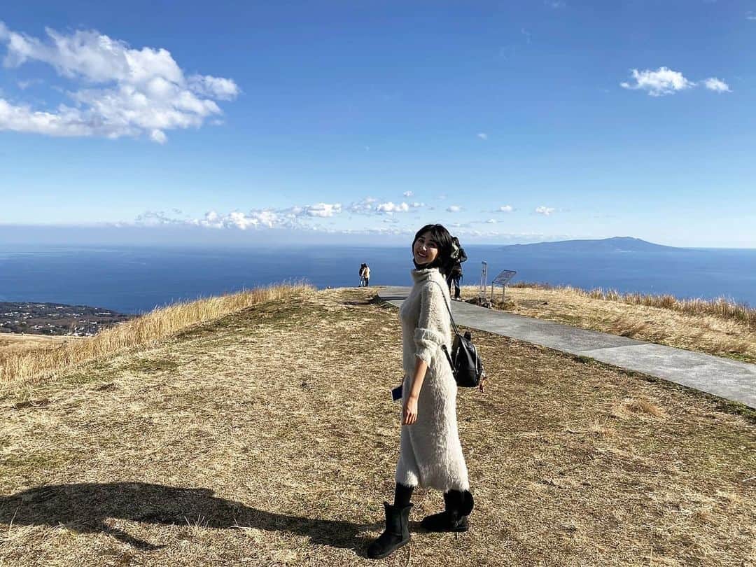 Lisaのインスタグラム：「. たまたま見つけた絶景スポット🥺🙏 . 富士山が綺麗に見えました🥺❤ こんな所があるなんて知らなかった〜🙋🏼‍♀️ まりもみたいな山だったよ🤭笑 #富士山#静岡#絶景#海#山」