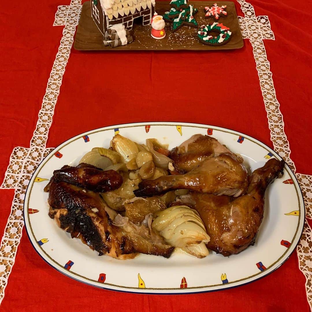 中山祐一朗さんのインスタグラム写真 - (中山祐一朗Instagram)「全て手作り。 僕の担当はチキンのみ。 チキンは通常のレシピの倍の2時間も焼くことになってしまって、オーブンレンジを買い換えようかと思ったけど最終的には美味しいかったのでまぁいっかとする。 #クリスマスチキン #ワインがなくて残念 #でも腹ぱんぱんだぜ」12月25日 22時04分 - yuurou99