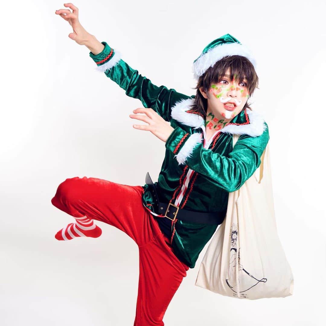葵のインスタグラム：「Merry Christmas!! やあ!あおちゃんサンタだよ🎅 25日ももうすぐ終わってしまうけど素敵なクリスマスをすごしているかい？？ 今年のあおちゃんサンタの衣装はクリスマスツリー的配色でしたよ🎄 緑のサンタも良いぜー👍 今夜はクリスマスっぽくワインなんて飲んじゃいたいけど明日LIVE本番なんで、この前のでこぽん配信でもらったシャンメリーを飲むことにするぜ🍷 #merrychristmas #santaclaus」