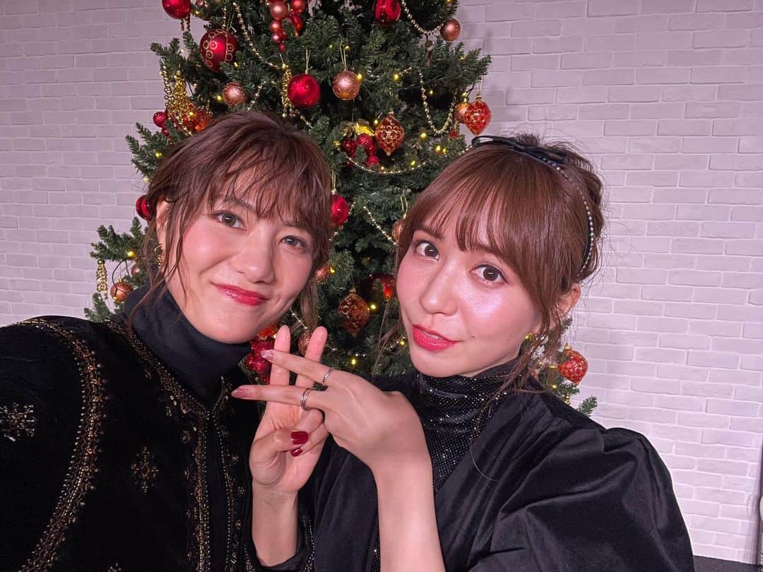 宮澤佐江さんのインスタグラム写真 - (宮澤佐江Instagram)「Merry Merry Christmas🎄 楽しかった、 嬉しかった、、 みんな、本当にありがとう。 今年は色々あったけど、 なんか最後の最後に全て救われた感じがしました。  ホリプロのマネージャーの皆様、 スモールワールズのスタッフの皆様、 そして何より、 バンドメンバーの皆様、、、 本当に本当にありがとうございました。 今日のライブは 生バンドじゃなきゃ成立しないセットリストでした。 さえともにパワーを、愛をくださり 感謝でいっぱいです。 またみんなとステージに立てますように…。  そして、とも、 本当に今年一年ありがとう！🤣 ハッシュタグさえともが 沢山の方に広まりますように…。 来年も、、いや、死んでも、 永遠に、永久に、 よろしくね❤️👭✨  ファンの皆様、良いお年を〜！ ． #さえとも #メリクリ #良いお年を…👋」12月25日 22時05分 - sae_3830