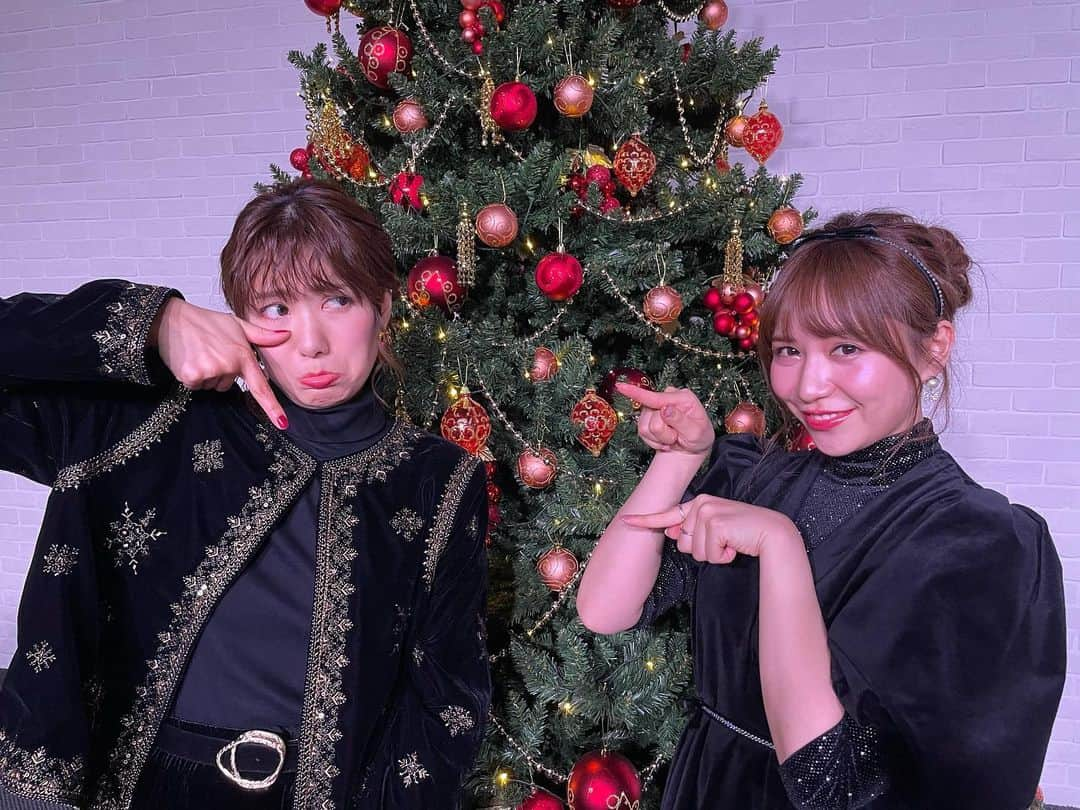 宮澤佐江さんのインスタグラム写真 - (宮澤佐江Instagram)「Merry Merry Christmas🎄 楽しかった、 嬉しかった、、 みんな、本当にありがとう。 今年は色々あったけど、 なんか最後の最後に全て救われた感じがしました。  ホリプロのマネージャーの皆様、 スモールワールズのスタッフの皆様、 そして何より、 バンドメンバーの皆様、、、 本当に本当にありがとうございました。 今日のライブは 生バンドじゃなきゃ成立しないセットリストでした。 さえともにパワーを、愛をくださり 感謝でいっぱいです。 またみんなとステージに立てますように…。  そして、とも、 本当に今年一年ありがとう！🤣 ハッシュタグさえともが 沢山の方に広まりますように…。 来年も、、いや、死んでも、 永遠に、永久に、 よろしくね❤️👭✨  ファンの皆様、良いお年を〜！ ． #さえとも #メリクリ #良いお年を…👋」12月25日 22時05分 - sae_3830