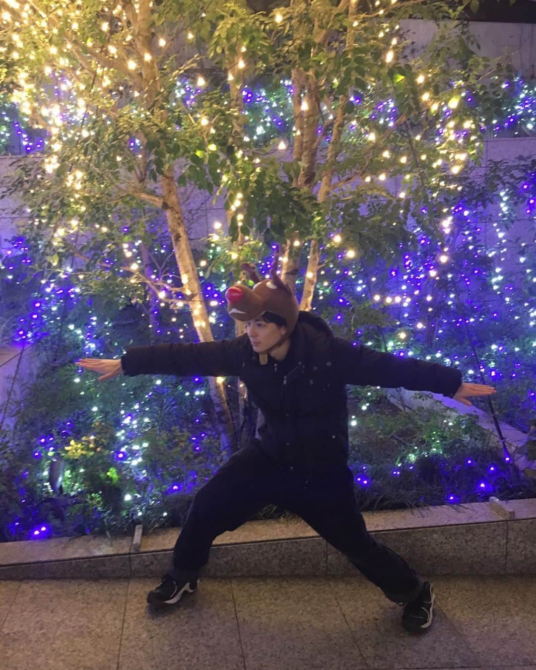 高杉真宙さんのインスタグラム写真 - (高杉真宙Instagram)「滑り込みメリークリスマス🎄 クリスマスっぽいところでクリスマスっぽい格好して撮ってきました。 #セーフ　#メリークリスマス」12月25日 22時10分 - mahirotakasugi_