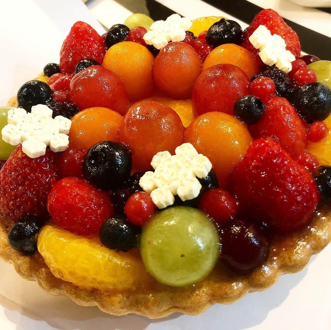 のインスタグラム：「クリスマスにキルフェボンのタルトケーキを食べました‼︎ #merrychristmas #quilfaitbon #キルフェボン」