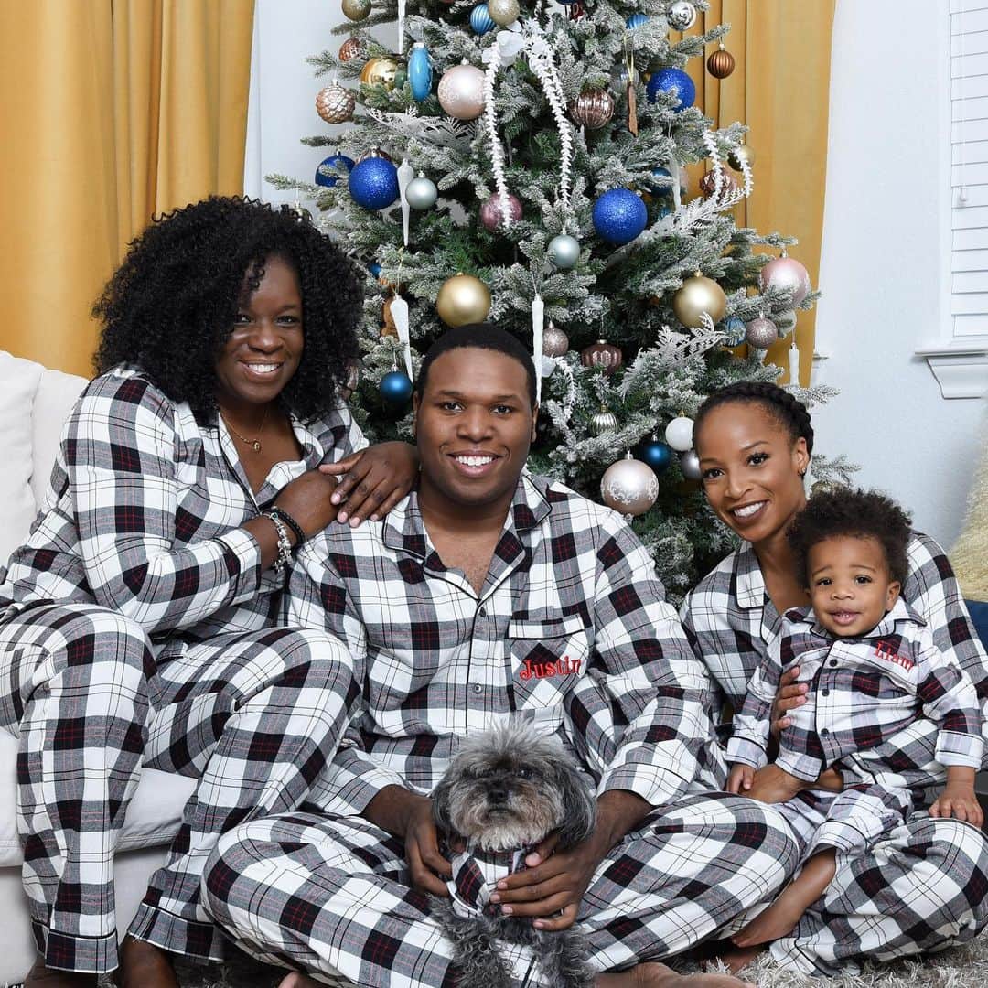 ナターシャ・ヘイスティングスのインスタグラム：「They say you can’t choose your family, but I’d choose this one ten times over! Merry Christmas 🎄 from mine to yours! ❤️🎁🎅🏽」