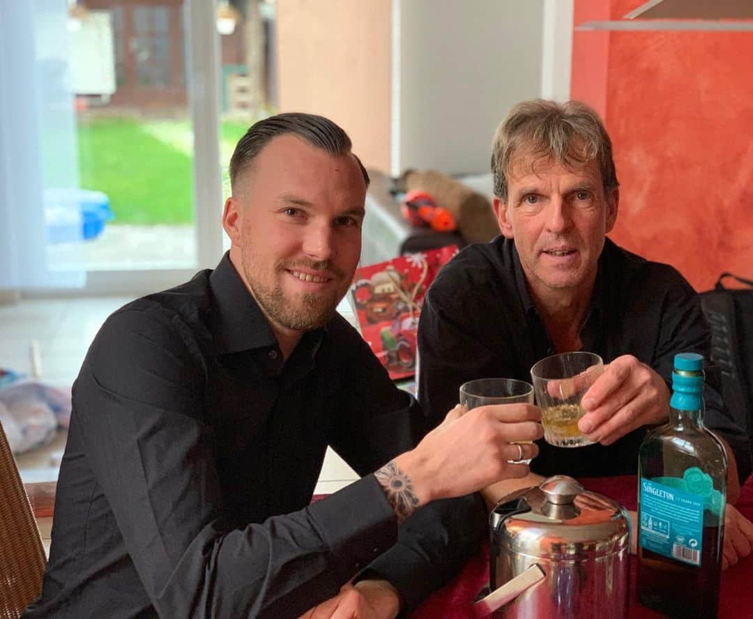 ケヴィン・グロスクロイツのインスタグラム：「Auf die Gesundheit 🥃  Alle Jahre wieder 💯 #schwiegervater」