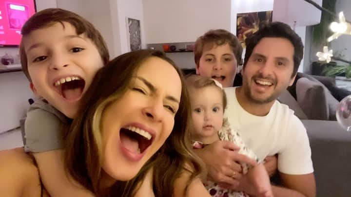 Claudia Leitteのインスタグラム：「A gente bem que tentou fazer aquele lance de família artista. O resto n dá nem pra publicar... Feliz Natal! 😂😂😂😂😂😂😂😂😂」