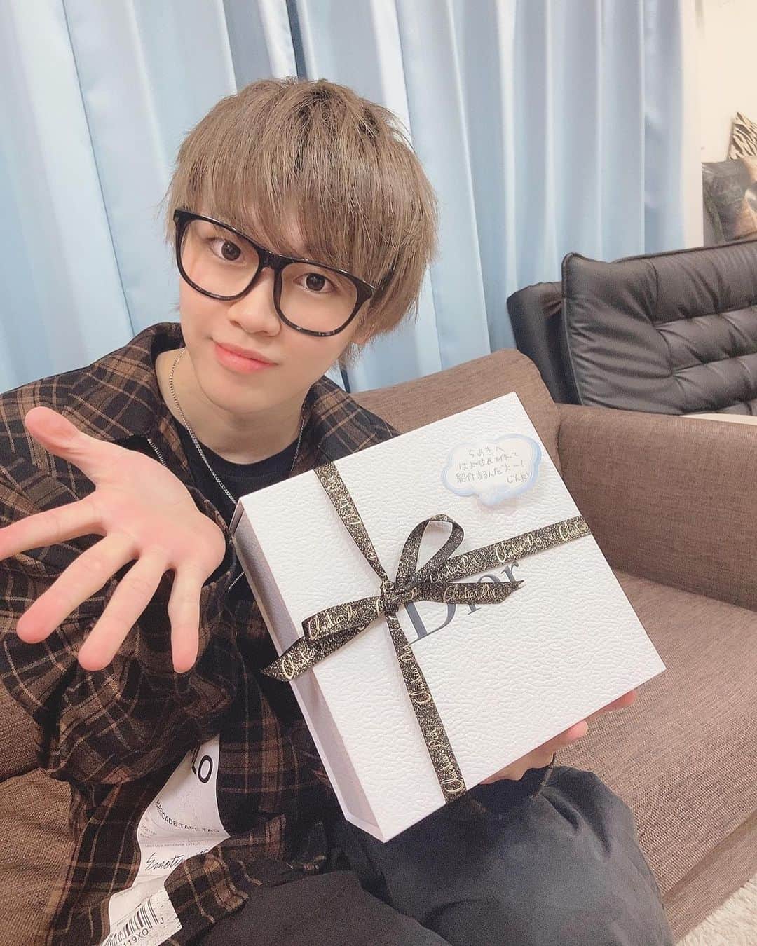 のインスタグラム：「自分のところにもサンタさん来たよっ🎅🏻 じんサンタさんから、 化粧水と導入液？頂いた🤩 Diorとか貰ったことないよ😅 これに選んだ理由が、 デザインが可愛いのと 自分が使っとる化粧水が安そうやけって😂 無印良品なめんなよ？🤣 めちゃくちゃ大切に使います😭✨ 本当にありがとうございます🙇‍♀️  事故っとる写真を載せたのはわざと🤫 今年も無事、彼氏出来ませんでした。  #めりーくりすます🎅 #じんサンタさん #仁丹#クリスマスプレゼント🎁 #dior #感謝でしかない #謝謝」