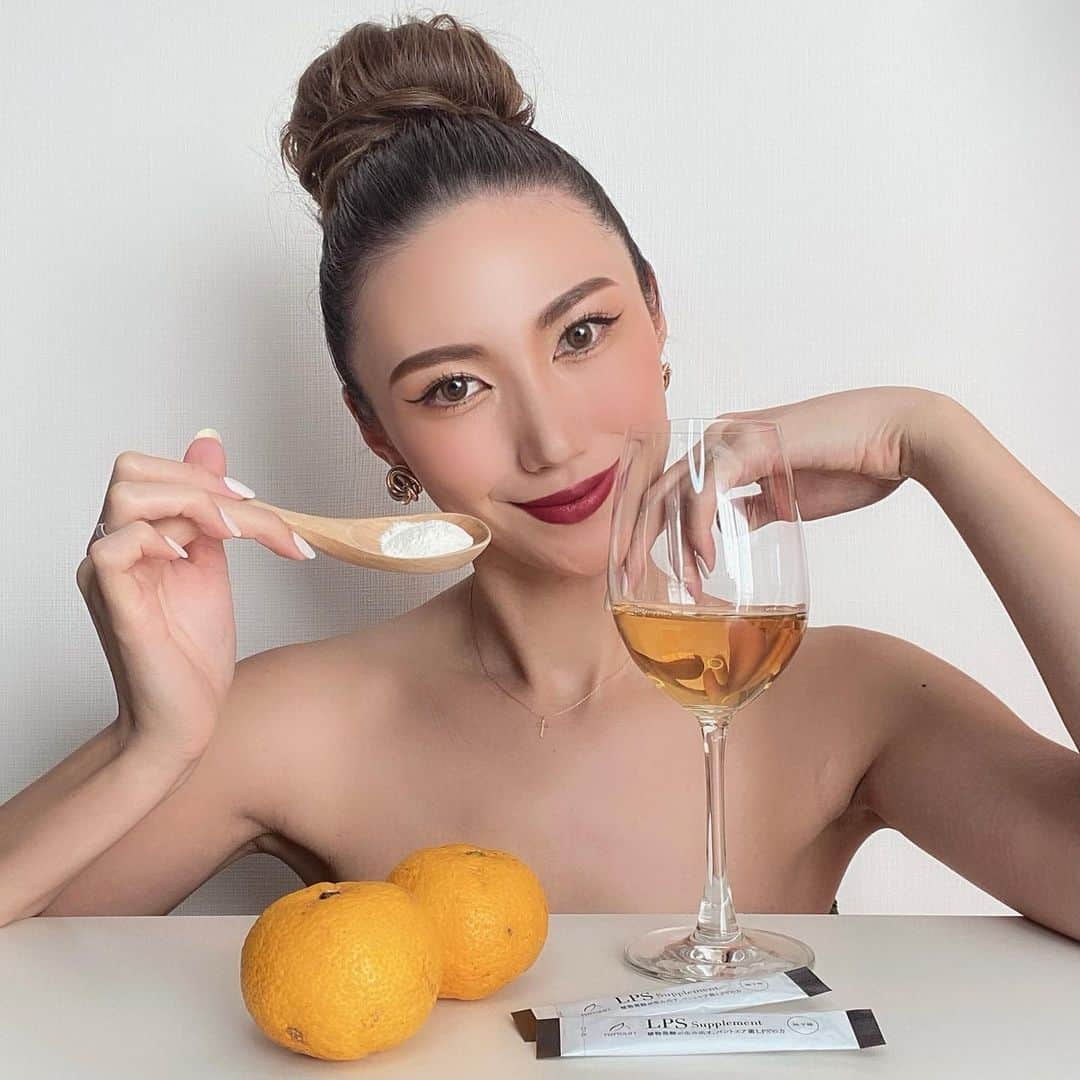 野原遥さんのインスタグラム写真 - (野原遥Instagram)「#beautycare #healthcare  _ 健康のために もう２ヶ月くらい飲み続けてる @phytolift の #LPSサプリ 💊🌿 _ ちょうど寒くなってきたこの時期、 どことなく身体が冷えにくく 疲れにくくなってるような気がする😳 _ 前に紹介した"赤い果実味(ベリー🫐)"に 加えて、"柚子味"も出たのでさっそく！ すっきりした甘さで個人的には 柚子味の方が好きかも🧡🧡 _ どちらも味が美味しいのと これ一本でめちゃくちゃ手軽に 美容も健康もケアできるのところがお気に入り🤤🌿 _ 有機栽培の野原家の野菜 🥕と このサプリからLPSを取り入れている私、 おそらく今、めちゃくちゃ健康で 美しくなりつつある😏✨笑 _ ※ @phytolift のTOPページURLからお試し購入できるみたい♪ _ #身体ケア #美容ケア #健康ケア #LPSサプリメント #lps #phytolift #sponsored #フィトリフト #都会体質 #免疫ビタミン #パントエア菌　#菌のチカラ #菌活 #乳酸菌1000倍の免疫力 #免疫力を高める」12月25日 22時09分 - noharu1021