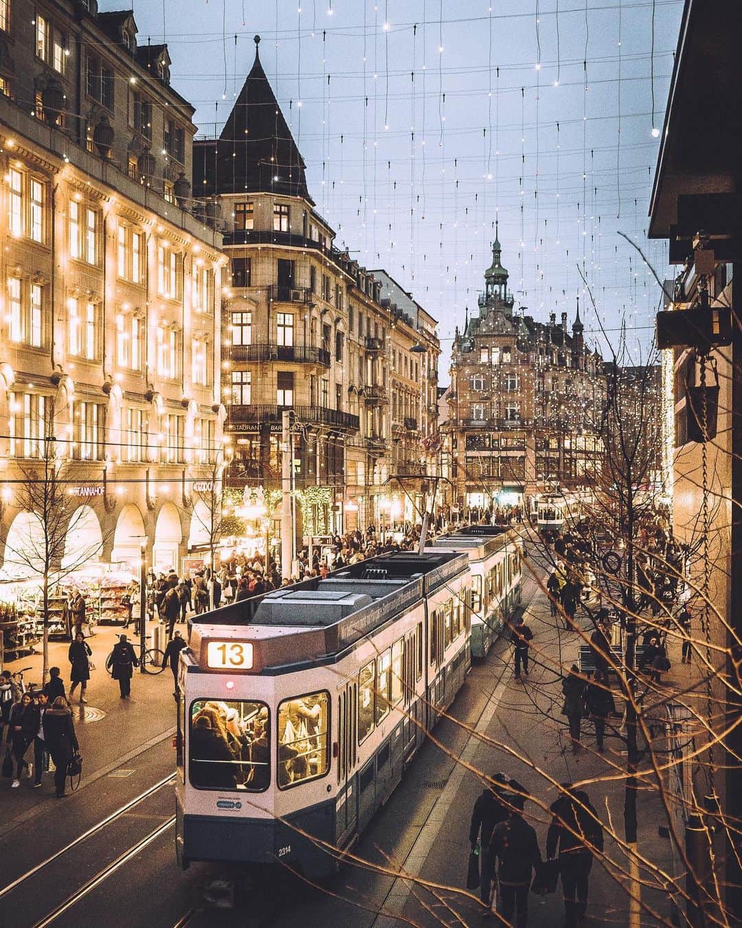 Thomas Kakarekoのインスタグラム：「I hope everyone is having a peaceful and enjoyable Christmas time. Didn’t really take any new photos lately so here’s something I captured in Zurich a few years ago. Thanks for the endless support throughout this year, for all the kind words and helpful feedback. Merry Christmas!  #zurich」