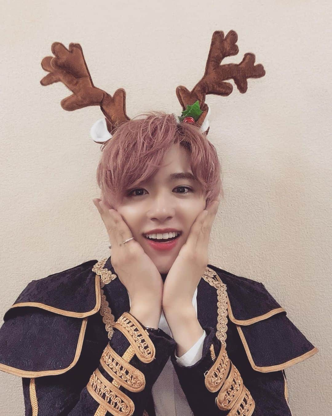 CHIBA（千葉光平）さんのインスタグラム写真 - (CHIBA（千葉光平）Instagram)「Merry Christmas!!🎄🎂  良い日になりましたか！！  2日間浜松大阪とLIVEしてきました、一緒に過ごしてくれた皆さんありがとう🥺  次は年内ラストLIVE、30日渋谷SWISH🔥  #ブザー #pinkhair #christmas」12月25日 22時19分 - _kohei_chiba_