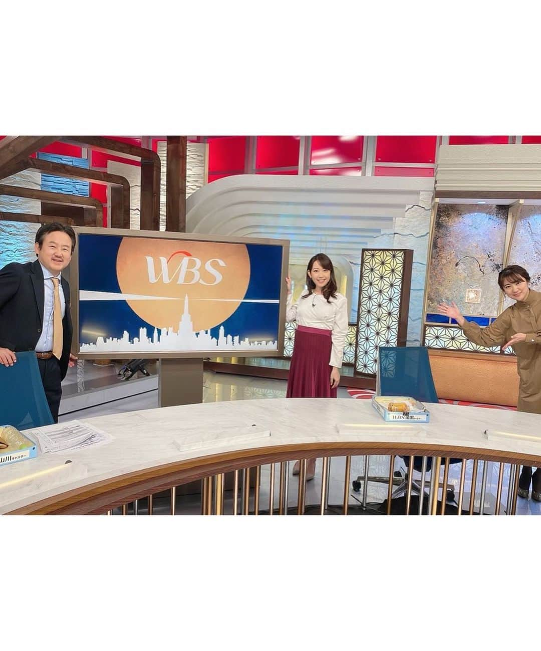 須黒清華さんのインスタグラム写真 - (須黒清華Instagram)「昨日のWBSをもちまして、産休前全ての仕事を終えました🍀 ご覧頂いた皆様、有難うございました‼︎ 今は寂しさがじわじわ込み上げています…😢 . 仕事に制限も出る中、最後まで気持ち良く働かせて頂き、番組の皆様には感謝の気持ちでいっぱいです。 そして疲れて時にトドのように寝転がっていても笑、文句も言わず支えてくれた夫にも感謝です。 . コロナ禍の出産で不安もありますが、母として成長してまた元気に戻って来たいと思っています✨ . そして今日は年内最後のWBSです‼︎ 30分拡大スペシャル、ぜひご覧くださいね‼︎ . #wbs #ワールドビジネスサテライト #山川キャスター #北村キャスター  #産休突入 #今までありがとうございました」12月25日 22時18分 - sayaka_suguro