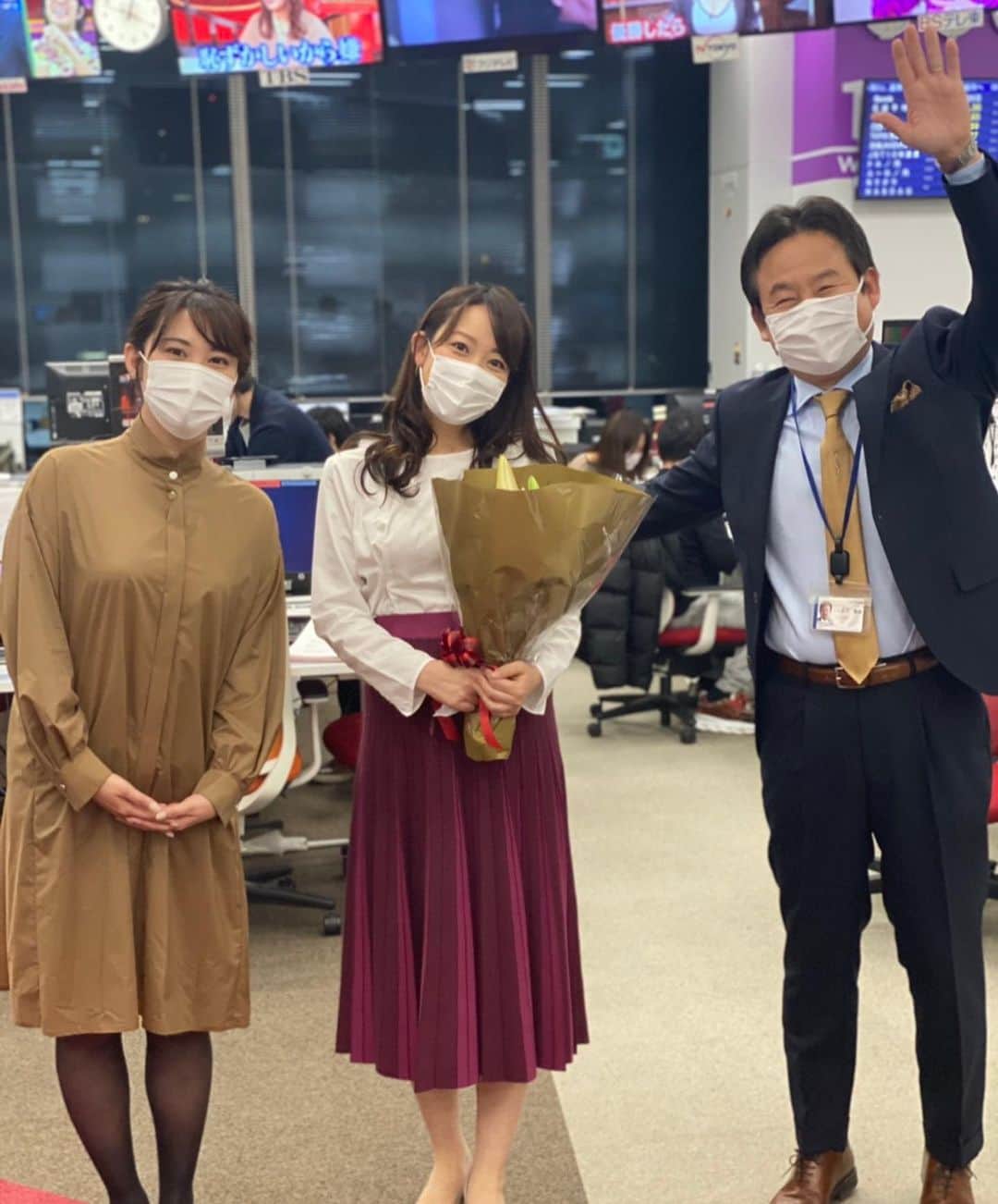 須黒清華のインスタグラム：「昨日のWBSをもちまして、産休前全ての仕事を終えました🍀 ご覧頂いた皆様、有難うございました‼︎ 今は寂しさがじわじわ込み上げています…😢 . 仕事に制限も出る中、最後まで気持ち良く働かせて頂き、番組の皆様には感謝の気持ちでいっぱいです。 そして疲れて時にトドのように寝転がっていても笑、文句も言わず支えてくれた夫にも感謝です。 . コロナ禍の出産で不安もありますが、母として成長してまた元気に戻って来たいと思っています✨ . そして今日は年内最後のWBSです‼︎ 30分拡大スペシャル、ぜひご覧くださいね‼︎ . #wbs #ワールドビジネスサテライト #山川キャスター #北村キャスター  #産休突入 #今までありがとうございました」