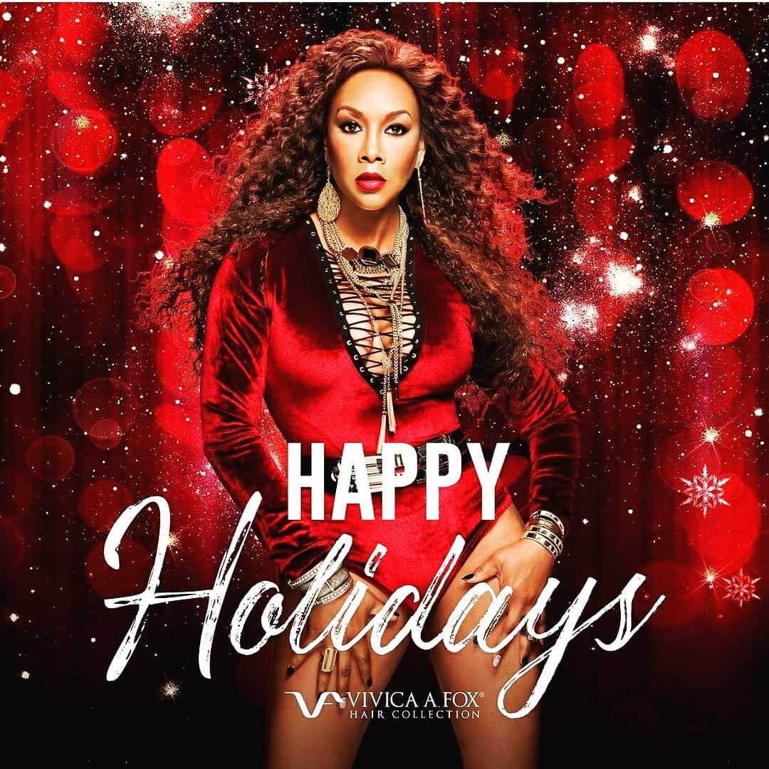 ヴィヴィカ・A・フォックスさんのインスタグラム写真 - (ヴィヴィカ・A・フォックスInstagram)「Merry Christmas Dawlings! Sending the best holiday wishes to EVERYONE to have a wonderful day! Much LUV from @foxsoul #CocktailsWithQueens & @vivicafoxhair Here's to a FABULOUS 2021! Rocking @bfyne caftan & scarf @bigothejeweler Vivica necklace Hair @kenyaonhair #LifeIsGood #GodIsGood #Blessed #Respect #GurlPower #VivicaFoxHair #TeamVivica #TeamFox #MyGrindDontStop #LegitimateCareer #BossMoves #LoveWins #ClassicBadChick #BIDENHARRIS2020 🤗 💖 🖤 🤑 👸🏽🎄」12月25日 22時18分 - msvfox