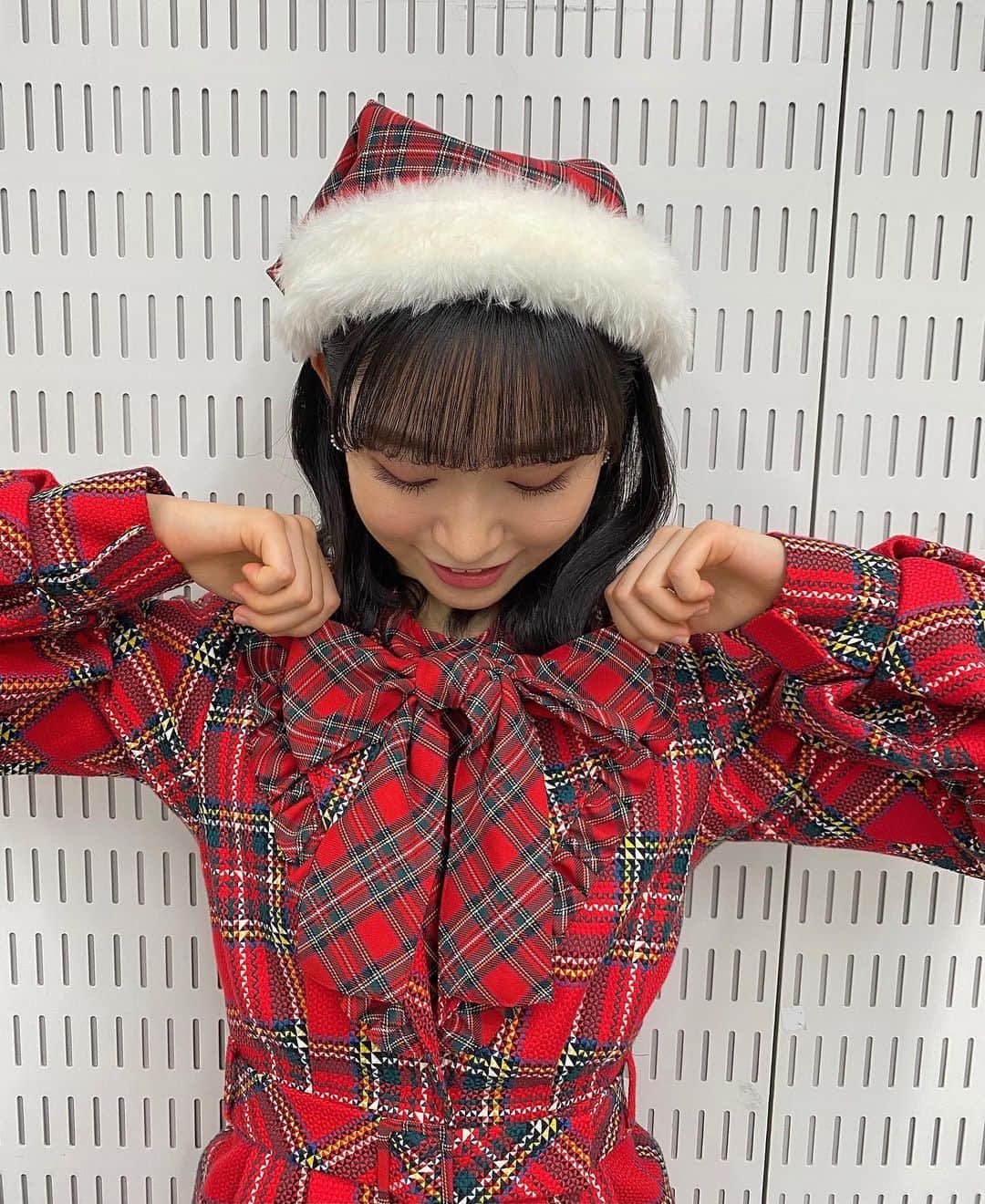 山内瑞葵さんのインスタグラム写真 - (山内瑞葵Instagram)「. ୨୧┈┈┈┈┈┈┈┈┈┈୨୧ . 見れば見るほど 可愛いが詰まっています𓂃꙳⋆ . リボンと袖の形が特にお気に入り( ¨̮ ) . #AKB48 #衣装 #赤チェック #リボン . ୨୧┈┈┈┈┈┈┈┈┈┈୨୧」12月25日 22時19分 - zukky_48