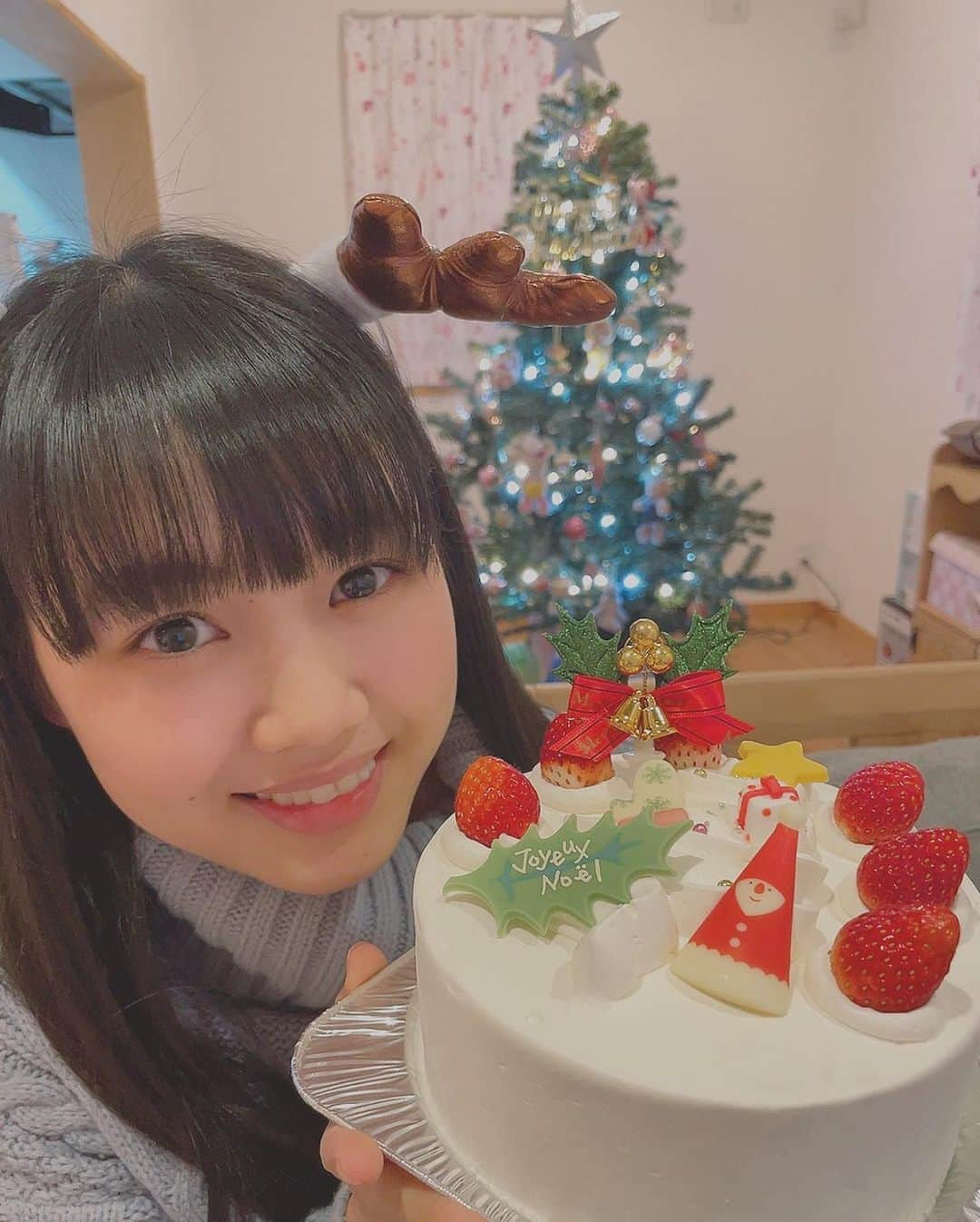 吉川ひよりさんのインスタグラム写真 - (吉川ひよりInstagram)「﻿ ✿ ✿ ✿ ✿ ﻿ ﻿ Christmas party🎅🎁🎄⸜❤︎⸝﻿ ﻿ お家でクリパしたよん♬﻿ ﻿ 今日は、明日の確認をして早めに寝るぞ〜っ!!﻿ ﻿ 皆んなも、盛り上がる準備できてるー？👂✋﻿ ﻿ ちょっと早すぎるか！笑﻿ ﻿ 明日は、中野サンプラザホールで待ち合わせね!!﻿ 配信の方も一緒に楽しもうね🥰﻿ ﻿ #piyochanstagram﻿ #メリークリスマス﻿ #ケーキ　#🎂﻿ #チキン　#も食べました！！﻿ #プレゼント🎁も届いた🥰﻿ #クリスマスツリー﻿ #myroom﻿ #instagood ﻿ #idol﻿ #instalove﻿ #follow﻿ #まっちゃあしたね！！🥰﻿ ﻿ ﻿ ﻿」12月25日 22時11分 - hiyori_yoshikawa_official