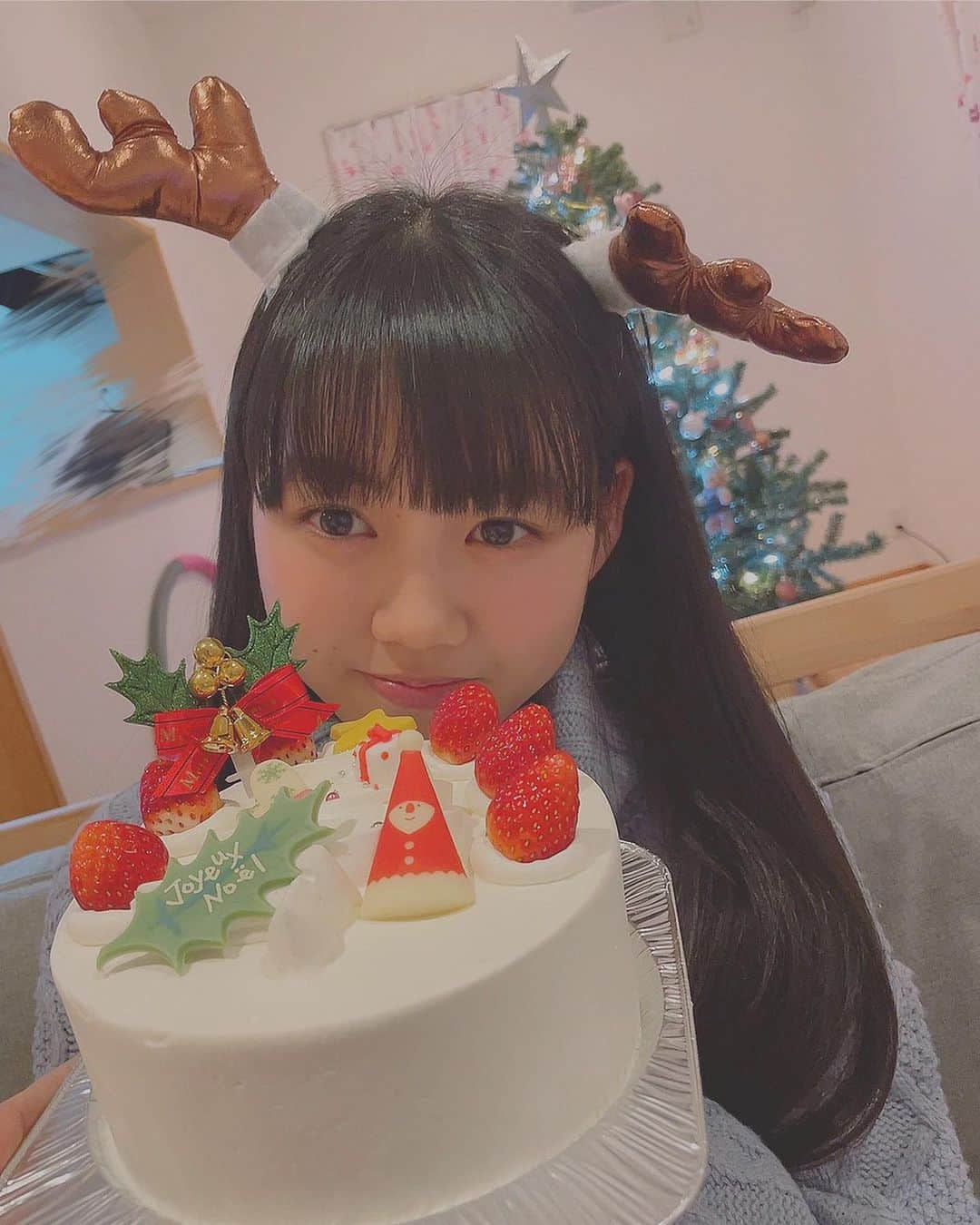 吉川ひよりさんのインスタグラム写真 - (吉川ひよりInstagram)「﻿ ✿ ✿ ✿ ✿ ﻿ ﻿ Christmas party🎅🎁🎄⸜❤︎⸝﻿ ﻿ お家でクリパしたよん♬﻿ ﻿ 今日は、明日の確認をして早めに寝るぞ〜っ!!﻿ ﻿ 皆んなも、盛り上がる準備できてるー？👂✋﻿ ﻿ ちょっと早すぎるか！笑﻿ ﻿ 明日は、中野サンプラザホールで待ち合わせね!!﻿ 配信の方も一緒に楽しもうね🥰﻿ ﻿ #piyochanstagram﻿ #メリークリスマス﻿ #ケーキ　#🎂﻿ #チキン　#も食べました！！﻿ #プレゼント🎁も届いた🥰﻿ #クリスマスツリー﻿ #myroom﻿ #instagood ﻿ #idol﻿ #instalove﻿ #follow﻿ #まっちゃあしたね！！🥰﻿ ﻿ ﻿ ﻿」12月25日 22時11分 - hiyori_yoshikawa_official