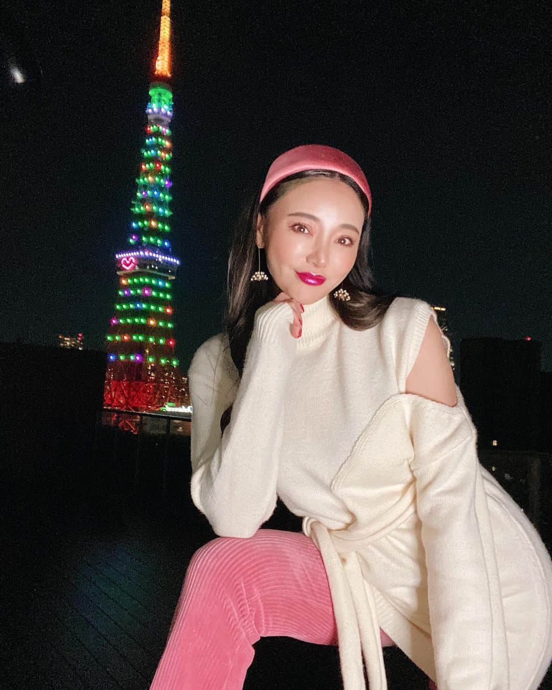 クリスティン・ウェイのインスタグラム：「Merry Christmas. #2020 #christmasmemories  #christmas #merrychristmas #goodnight #2020winter  #valmuer #ootd #cwfashion  #christinewei #クリスティンウェイ #valmuer #ヴェルムーア #fashiongram #fashionista #knitwear  #tokyotower #東京タワー」