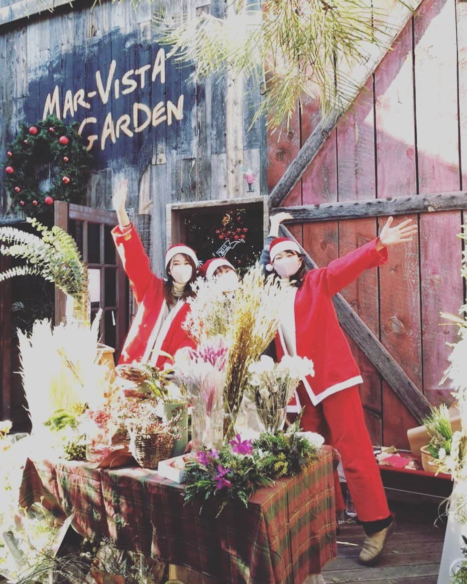 大河内奈々子のインスタグラム：「・ ・ 本日は　マーヴィスタガーデン　クリスマスマーケットにお越しくださいまして　ありがとうございました😊 ・ 久しぶりにマルシェでお花の販売は　みなさんに会えるとても貴重な時間でした😍 ・ スタッフのみなさん　そして出店者の皆さんのおかげでとても充実した時間になりました。 本当に楽しかったなあ😌 ・ そして人生初のサンタの衣装😅 着てるのも忘れるくらいの良い時間でした❗️ ・ ・ @rayne_studio @marvista_chigasaki @blooomflowers  #マーヴィスタガーデン #flowerstagram #flowers #newyearwreath #お正月飾り #花のある暮らし ーーーーーーーーーーーーーーーーーーー  この度は「TOMODACHI展　Marvista Christmas Market」に ご参加頂きありがとうございました。 皆様のご協力で「ChristmasMarket」を無事終えることができました。  TOMODACHI展は明日26.27日も 展示中ですので、ぜひぜひ遊びに来て下さい❤️  12/25,26,27  TOMODACHI展  presents by @marvista_chigasaki  253-0054茅ヶ崎市東海岸2-11-15  TOMODACHI展🎄 　 2020/12.25.26.27  3DAYS open10:00〜17:00  TOMODACHI展 member yuyu @yuyuque 飯田誠二 @seijiiida 髙橋創平 @miles_beach 園田咲子 @no111bloom  ETSUKO TAGUCHI @etsukotaguchi_art tomio @tomio_park_official 岡野真人 @masato_chaos  12/25金 open10:00〜15:00 Chismas market  shop 🎄ドライフラワー / New year wreath @rayne_studio @blooomflowers @nanakoohkouchi  🎄gemstone,vintageパーツjewelry @balum.m 🎄移動式古着屋＆真鍮アクセサリー  @shop_sea.and.she @your_smile_is_my_happiness 🎄自然をデザインしたONE アクセサリー&アパレル @one_kamakura 🎄シンプルで長く楽しめるレザーグッズ @poche_leatherworks 🎄商品づくりを通じて生産者の環境をよりhappyに★ @dasvia_shonan 🎄身体と地球に優しいスイーツをどうぞ！ @vv_cafe_n  work shop 🎄ゆらゆら灯る貝殻達のランプWS💡 @rie.suzuki1980 🎄カスタムムートンサンダル販売 @goldenjelly0723 🎄コレクトサーフ脇祐史＆大野建装 @correct.surffit ohno.kensou.co.ltd  food 🎄パリでおぼえたこだわりのマカロン&焼き菓子 @lechantier 🎄ピッツァ職人が作るVWバスの薪窯ピッツァ @pizza_monte_costa 🎄湘南・西湘No.1ハンバーガーショップ⁉︎ @_yasuda_burger_  イベント情報、随時更新いたしますどうぞお楽しみに🎄  ご来場は近隣コインパーキングごございますが台数限りがありますので公共の交通機関、自転車おススメです。茅ヶ崎駅からはバス5分または徒歩15分くらいです  #マービスタ茅ヶ崎 #TOMODACHI展 #マービスタクリスマスマーケット #茅ヶ崎イベント #marvistaxmasmarket」