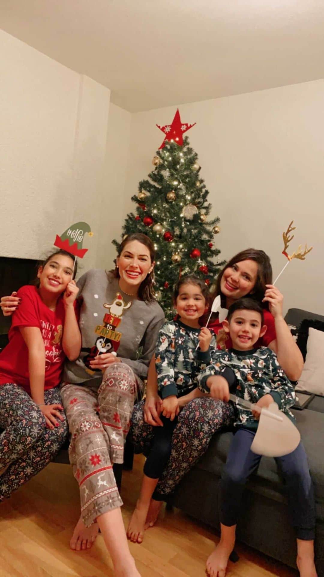 María Gabriela Isler Moralesのインスタグラム：「El 13 de diciembre inicié mi retorno a Venezuela, con la ilusión de estar con mi familia y mi esposo para las navidades 🎄, pero Dios tenía otros planes para mí.   Se suponía que volaba a Dominicana, dormía allí una noche y luego el 14 volaría a Valencia. Esa noche estaba súper cansada y me dormí a las 7 p.m. y cuando desperté tenía mil mensajes avisándome que habían cancelado los vuelos a Venezuela desde Dominicana y otros países.   Luego de horas en el aeropuerto intentando resolver, o al menos tener respuestas... Los vuelos que llegaron ese día regresaron vacíos a VE, ya no había nada que hacer sino esperar nuevos vuelos desde Cancún, Bolivia, Ecuador o Turquía... Para los que no saben, Venezuela está a 1 hora aproximadamente de Rep. Dominicana... Imagínense regresar a USA, para luego ir a México... o Bolivia... y luego 🇻🇪 ¡Un vueltón! 🥴  Sin embargo, intenté encontrar opciones de vuelo, pero entre los bloqueos del espacio aéreo y las nuevas restricciones, todo era bastante complejo y por demás costoso. Así que tomé la decisión junto a mi esposo y familia de viajar a Suiza a pasar navidades y sorprender a mi hermana @karenisler y a mis sobrinos.   Hoy les quiero mostrar un pedacito de esta parte de mi vida que pocos conocen... Mi hermana se fue hace dos años a Zurich con mis sobrinos y mi corazón se despierta todos los días con ellos en mi mente ♥️, y el de ella... con todos los que quedamos regados por el mundo 🌍.   Ellos, fueron mi mejor regalo de Navidad 🎁.  Dios definitivamente actúa de formas misteriosas... Y sé que nos pone en el lugar que debemos estar, en el momento indicado.   ¡Disfrútense que mañana es tarde!   ¡Feliz Navidad! 🎄✨」