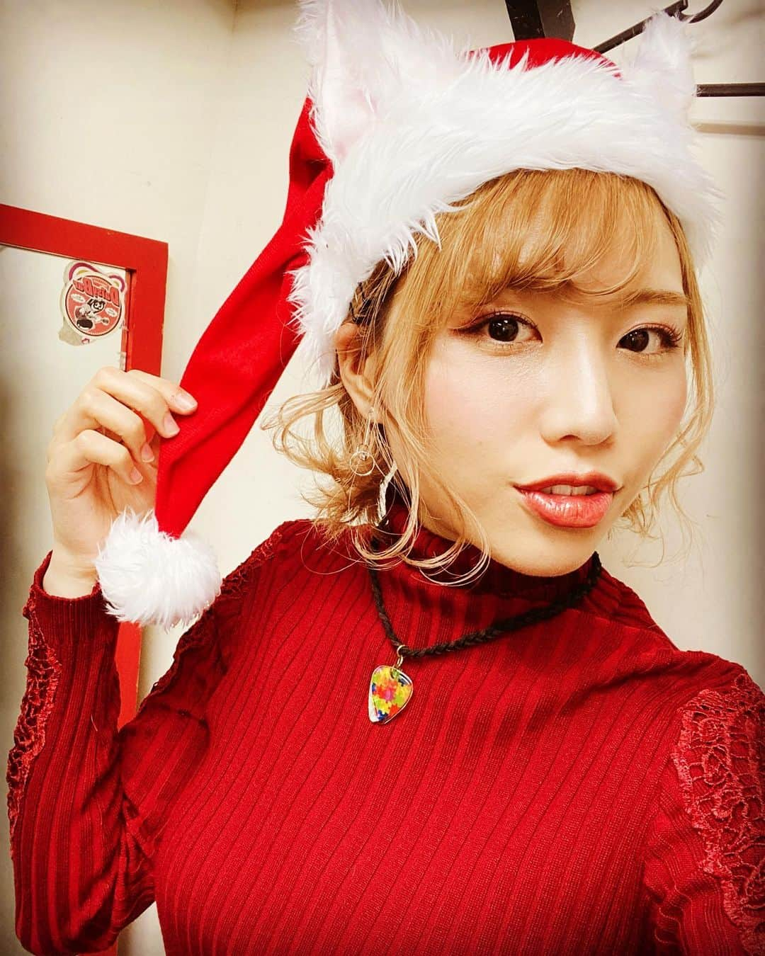 とくひされなさんのインスタグラム写真 - (とくひされなInstagram)「Merry Christmas〜🎅 #猫耳　#サンタ　#情報量多いやろ　 #間に合った　#赤とかあんま着らんから　#目チカチカしてるわ　#サンタコス　#サンタさん　#シンガーソングライター　#無観客配信ライブ」12月25日 22時13分 - renatokuhisa