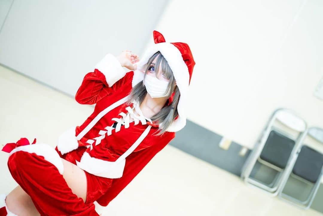 のインスタグラム：「サンタさんのコスプレ in コスケット  撮影　ハレさん  コスポト撮影会とコスケット即売会では サンタさんのコスプレ撮影してくれて ありがとうございますーーーっ！！！  今回はいろんな方から たくさんお写真をいただけたので  ブログにご紹介していきたいと思います ＼＼\٩(๑`^´๑)۶//／／  ブログに色々写真載せてるので見てねーーーっ！！！  https://lineblog.me/chamiblog/archives/2441252.html  撮影会やイベントの写真 データ送るのいいのかな？ って方多いと思うのですが ギガファイルなどでお写真データ たくさん送ってもらえるのとても嬉しいです ＼＼\\٩( 'ω' )و //／／  カモミールも撮影データ欲しいので これからもどしどし送ってねーーーっ！  2020年もう年末ですが お仕事や勉強などなど悔いのないように いきましょーーーーっ！！  カモミールもまだまだやりたいことや コスプレの準備たくさんある！！ エアコミケに向けて新作コスプレ用意してます  お楽しみにィィィ」