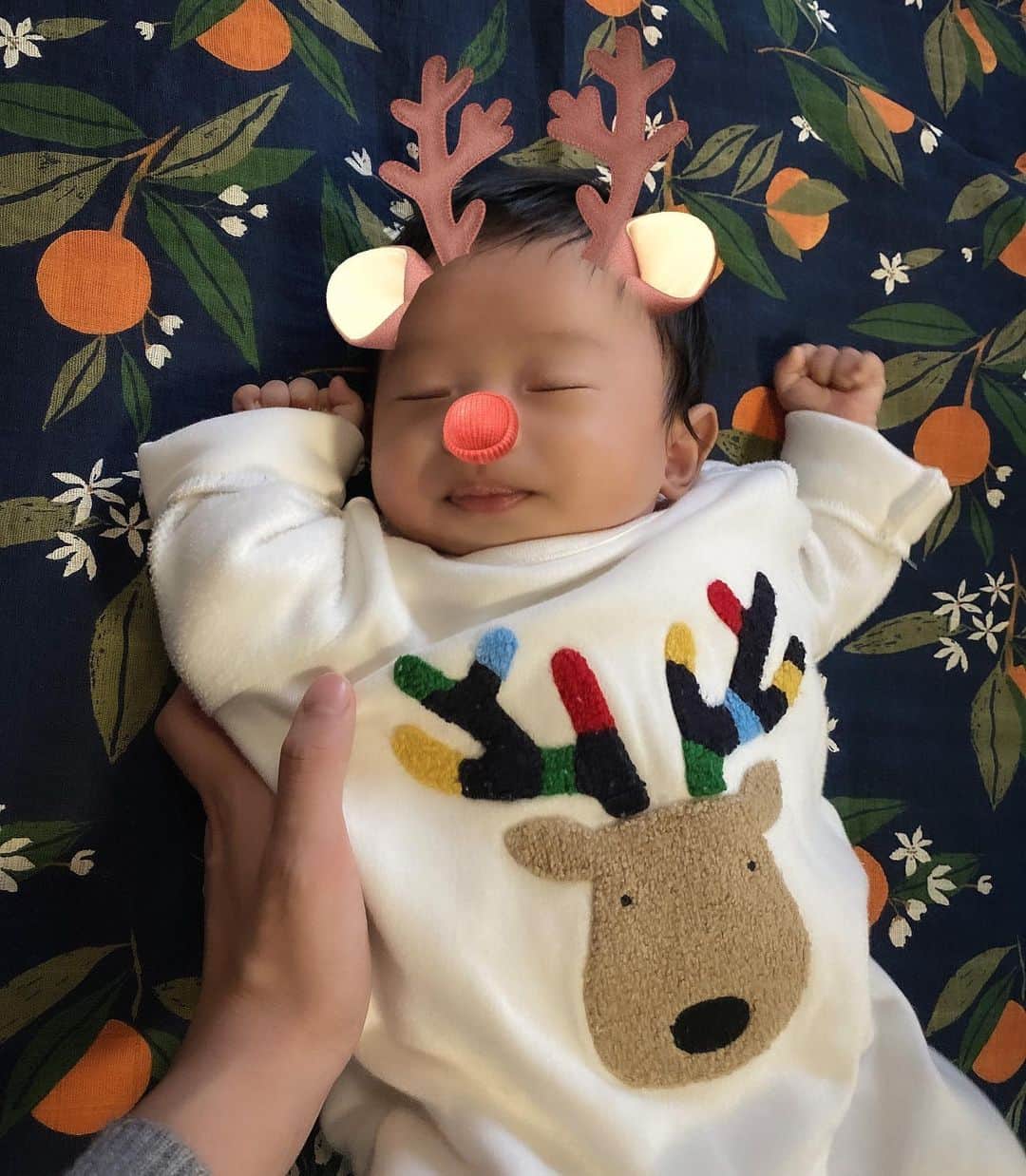 鬼辻麻衣さんのインスタグラム写真 - (鬼辻麻衣Instagram)「Merry Christmas 🎄 ・ 初めてのクリスマス🎅💓 といっても、特に何もしてないけど❤️ クリスマスとか分かるようになってきたら 楽しいんだろうなぁ〜😍 と、色んな方のストーリーを見て 想像膨らませてました🎅🎄💓 ・ みなさん良い週末を☺️💛💛」12月25日 22時15分 - kitsumai