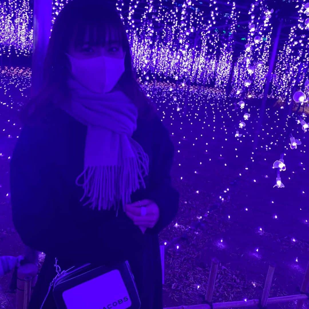鈴木えりかのインスタグラム：「2度目のあしかがフラワーパーク🌷(栃木出身のくせに)あしふらのイルミネーションはじめて観たけどクオリティ高すぎてすごかった…🥸🤍Happy MerryXmasでした🎅🏻🎄✨」