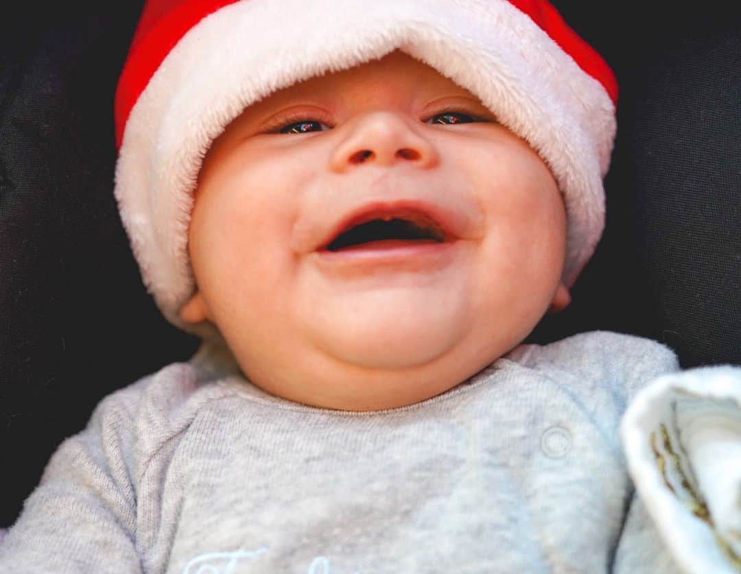 Alexandra M Rodriguezのインスタグラム：「Ho-ho-ho 🎅🏻  Merry Christmas ❤️🎄 #happy3months #thatsmile #thosecheeks #thoseeyes #christmas #2020 #family #famiglia #familia #boys #boymom #navidad #natale #buonnatale #feliznavidad #santa #babysanta #babonatale」