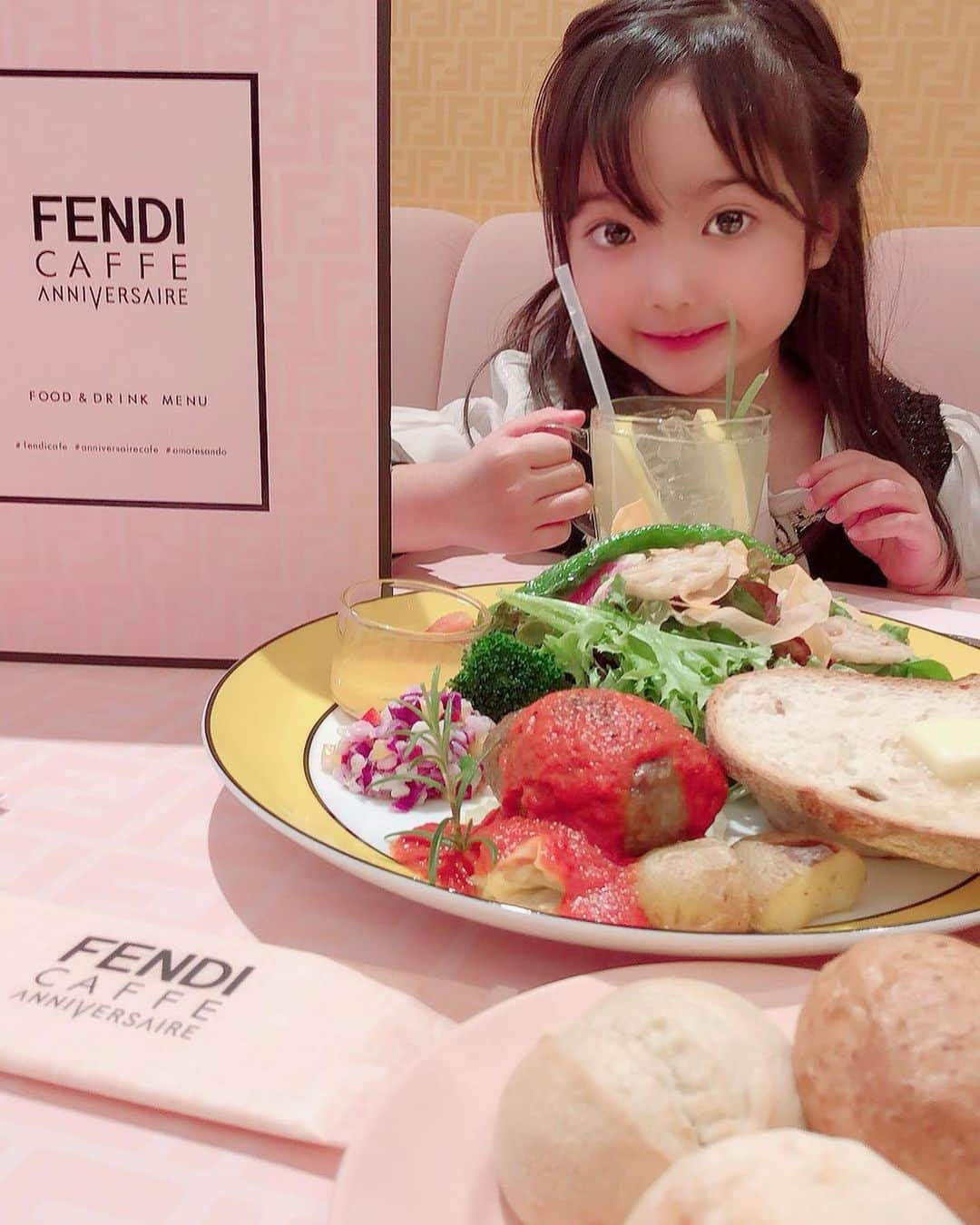 YUAのインスタグラム：「Merry Christmas🎄 #fendi #fendicafe」