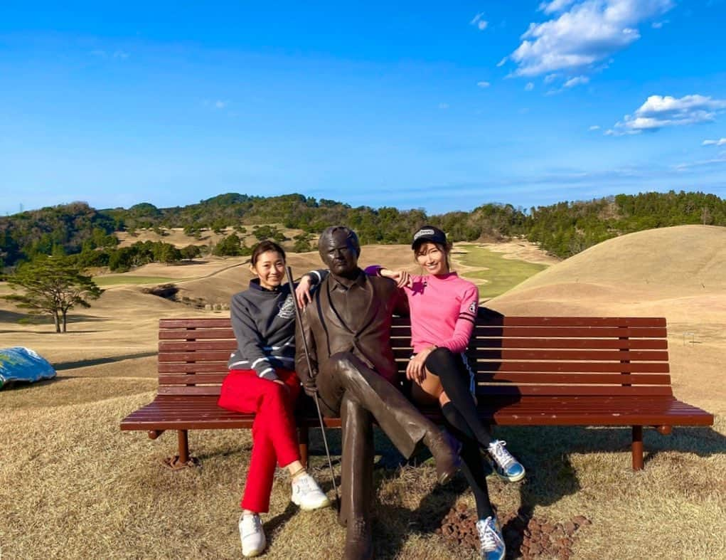 美波千夏さんのインスタグラム写真 - (美波千夏Instagram)「今日は中里家でゴルフ⛳️❤️ さやかちゃん、こうちゃんママ、こうちゃんの4人！ 実はさやかちゃんとの初めましても こうちゃんママとの初めましても ゴルフだったんです👭👫💕 あの日は緊張したなー😇  明るくて元気な家族！❤️ いつも楽しい❤️ 一員になれて本当に幸せ〜✨✨  写真は上総モナークのインスタ映えスポット☝️ さやかちゃんとジャックニクラウス像と🏌️‍♂️ @sayakashi1217」12月25日 22時16分 - chinatsu_minami