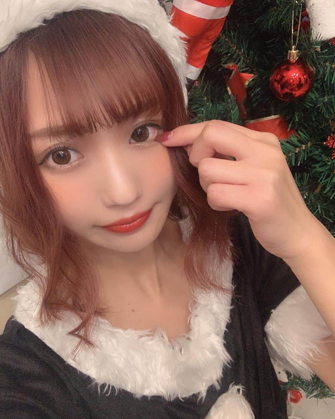 のインスタグラム：「. . . . . サンタァァァァ🎅❤️ . . . . . #christmas #merrychristmas #pimms #idol #kawaii #cute #japan #tokyo #black #red #メリークリスマス #クリスマス #サンタコス #ブラックサンタ #ボブ #ボブヘアアレンジ #日本 #東京 #巻き髪」