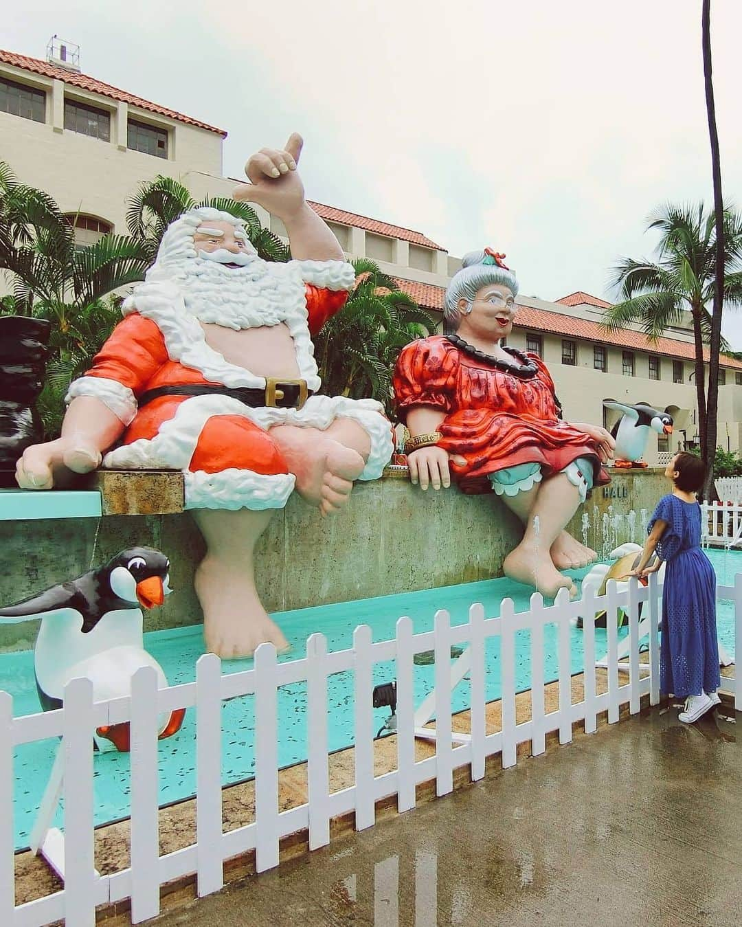 天霧真世さんのインスタグラム写真 - (天霧真世Instagram)「· Merry Christmas🎅🎄🌺🌴 · こちら、ハワイのMr.Mrs.Santa、現在はちゃんとマスクをしているそうです😷💡🎅🏻 · 後ろの建物が一瞬、宝塚大劇場に見える👀(笑) · · #laterpost #hawaii#oahu#waikiki #christmas #santaclaus #🌴 #🎄 · 🌈@mayomayo.com_ 💎@mayosacise.official ✏@mayo_paint · ·」12月25日 22時16分 - mayomayo.com_