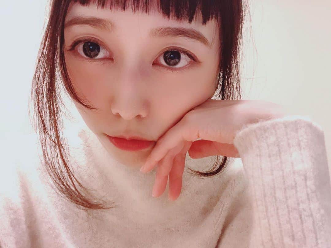 のインスタグラム：「Merry Xmas💝 .  ギリギリ🍰買えました(*´꒳`*)💞 でも今年は実家に帰れなくて寂しい。。 . 大変な時期はまだ続きますが、 みんなで乗り越えましょう!! . . . 眠みん。。💤 . . #bandmaid #merrychristmas  #japanese」