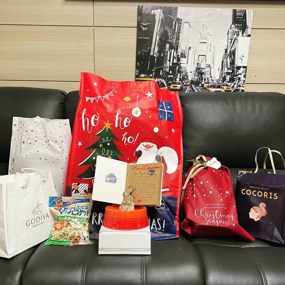 ソ・ハジュンさんのインスタグラム写真 - (ソ・ハジュンInstagram)「싼타클로스가 오셨다가셨습니다🎅🤶 한국과 일본 팬분들께서 보내주신 크리스마스  선물들 🎁 🎁🎁 항상 변함없이 응원해주시고 사랑해주시는 팬여러분께 진심으로 감사드립니다.  여러분의 사랑에 작품으로, 연기로 보답하는 배우 되겠습니다.  다시한번 진심으로 감사드리며, 오늘하루 모두가 따듯한 크리스마스가 되시길 소망합니다.  모두 행복과 축복이 가득한 merry Christmas 되세요 🥳🎄🎄🎄」12月25日 22時27分 - seo_ha_jun