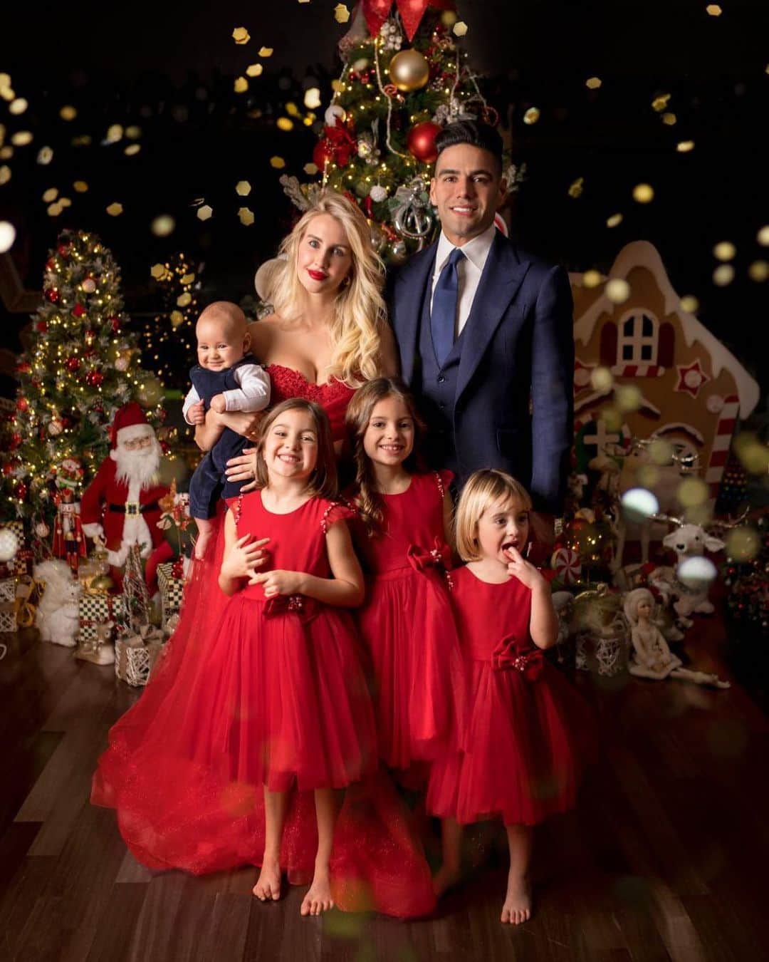 ラダメル・ファルカオのインスタグラム：「Feliz navidad. Tiempo para valorar el inmenso privilegio de la familia 🥰」