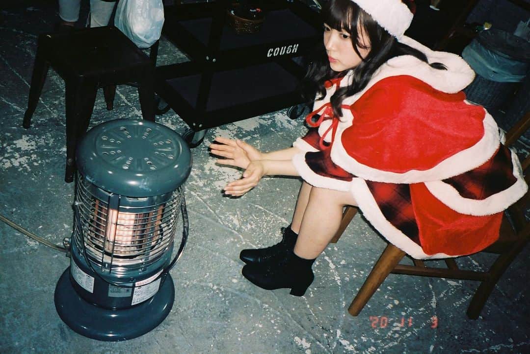 中山莉子さんのインスタグラム写真 - (中山莉子Instagram)「→﻿ サンタさんは寒さに弱いです🤶﻿ ﻿ #クリスマス﻿ #xmas﻿ #film﻿ ﻿」12月25日 22時19分 - nakayama_riko_official