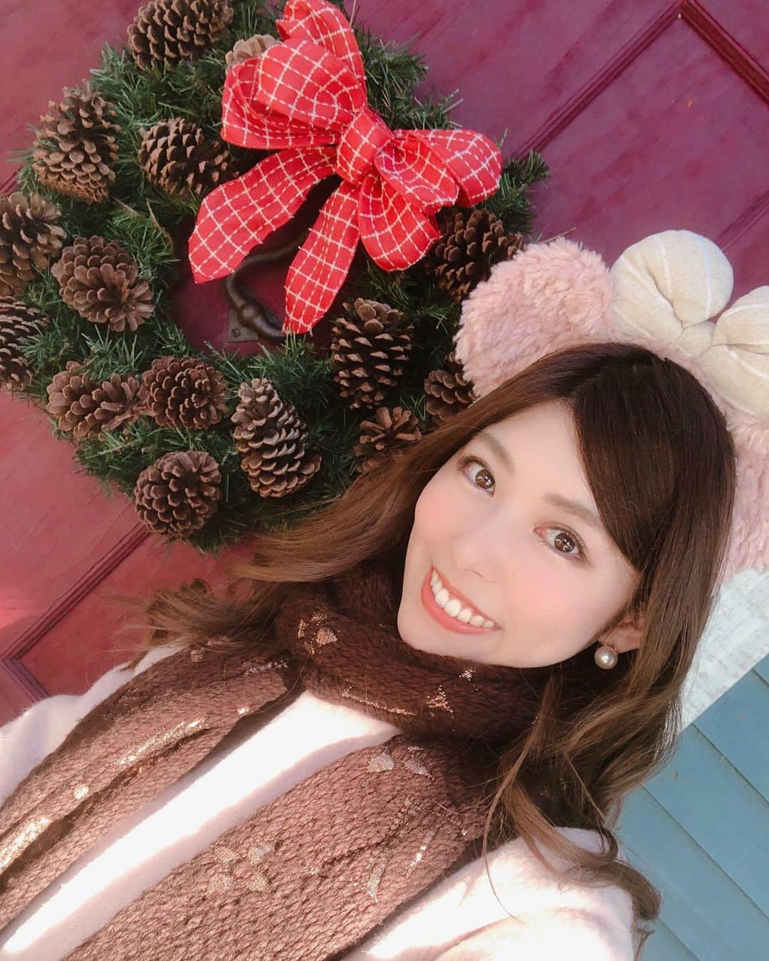 橘ゆりかのインスタグラム：「💝🎄Merry Christmas🦌🛷🎅🏻﻿ ﻿ ﻿  大好きなクリスマスシーズンが﻿ 終わってしまうよ〜さみしいなぁ🥺﻿ ﻿ きらきらツリーも好きだけどあたたかみのあるカントリーなリースとかツリーも好き🌲🧶🧺﻿ ﻿ ﻿ ﻿ #メリークリスマス #橘ゆりか #ディズニーシー #ケープコッド #ディズニークリスマス #クリスマスリース #christmasdisney #tokyodisneysea #tds #christmas #merrychristmas #happyholidays」