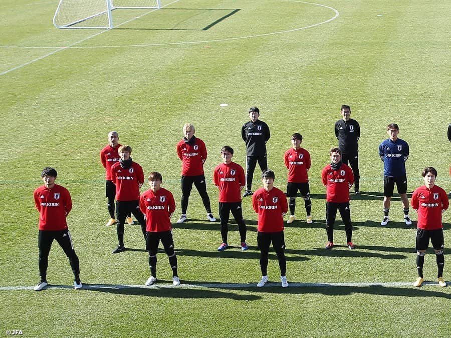 日本サッカー協会さんのインスタグラム写真 - (日本サッカー協会Instagram)「【2020.12.25 Training①📸】#U23日本代表 候補は25日(金)、千葉県の#高円宮記念JFA夢フィールド でのキャンプ4日目を迎えました。  練習前にはチームで集合写真を撮影📸  GK #波多野豪（FC東京） #大迫敬介（サンフレッチェ広島） #沖悠哉（鹿島アントラーズ） 　　　　 DF #渡辺剛（FC東京） #森下龍矢（サガン鳥栖） #中村帆高（FC東京） #町田浩樹（鹿島アントラーズ） #古賀太陽（柏レイソル） #橋岡大樹（浦和レッズ） #瀬古歩夢（セレッソ大阪） #東俊希（サンフレッチェ広島）※12/24離脱 　　　　 MF #相馬勇紀（名古屋グランパス） #田中駿汰（北海道コンサドーレ札幌） #金子拓郎（北海道コンサドーレ札幌） #安部柊斗（FC東京）※ #高嶺朋樹（北海道コンサドーレ札幌） #金子大毅（湘南ベルマーレ） #渡辺皓太（横浜F・マリノス） #齊藤未月（湘南ベルマーレ） #郷家友太（ヴィッセル神戸） 　　　　 FW #浅野雄也（サンフレッチェ広島） #前田大然（横浜F・マリノス） #一美和成（横浜FC） #上田綺世（鹿島アントラーズ）  監督 森保一 コーチ 横内昭展 コーチ 栗原克志 GKコーチ 川口能活 フィジカルコーチ 松本良一　  ✅活動の様子は #JFATV （YouTube）で公開中の #TeamCam で詳しくお届けしています。ぜひそちらもご覧ください。  #daihyo #JFA」12月25日 22時22分 - japanfootballassociation