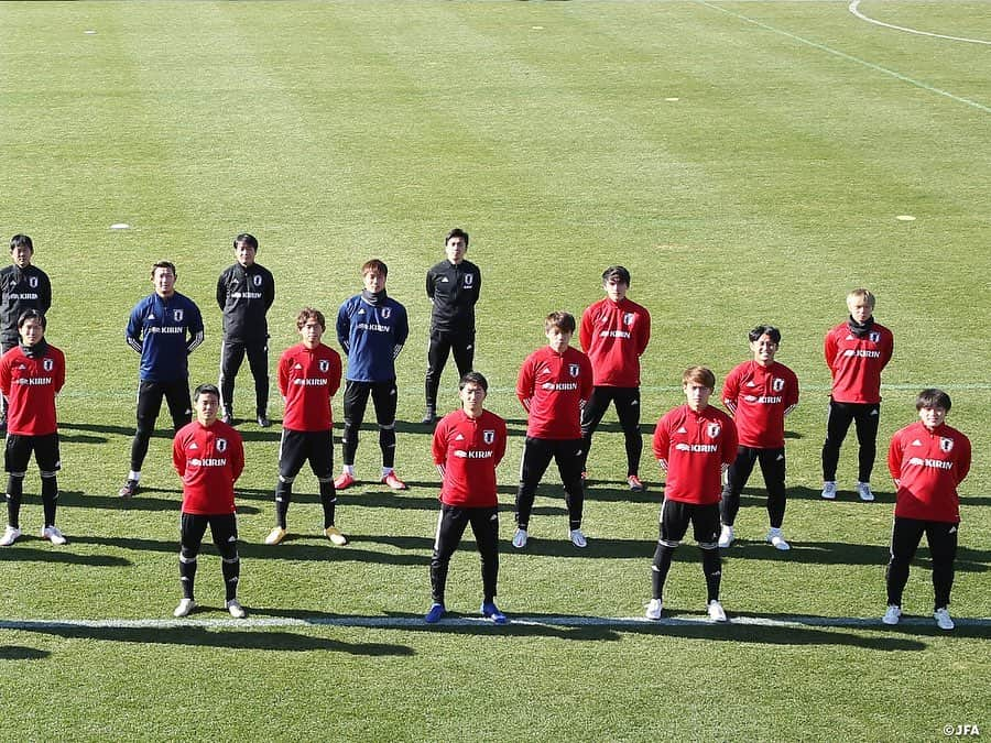 日本サッカー協会さんのインスタグラム写真 - (日本サッカー協会Instagram)「【2020.12.25 Training①📸】#U23日本代表 候補は25日(金)、千葉県の#高円宮記念JFA夢フィールド でのキャンプ4日目を迎えました。  練習前にはチームで集合写真を撮影📸  GK #波多野豪（FC東京） #大迫敬介（サンフレッチェ広島） #沖悠哉（鹿島アントラーズ） 　　　　 DF #渡辺剛（FC東京） #森下龍矢（サガン鳥栖） #中村帆高（FC東京） #町田浩樹（鹿島アントラーズ） #古賀太陽（柏レイソル） #橋岡大樹（浦和レッズ） #瀬古歩夢（セレッソ大阪） #東俊希（サンフレッチェ広島）※12/24離脱 　　　　 MF #相馬勇紀（名古屋グランパス） #田中駿汰（北海道コンサドーレ札幌） #金子拓郎（北海道コンサドーレ札幌） #安部柊斗（FC東京）※ #高嶺朋樹（北海道コンサドーレ札幌） #金子大毅（湘南ベルマーレ） #渡辺皓太（横浜F・マリノス） #齊藤未月（湘南ベルマーレ） #郷家友太（ヴィッセル神戸） 　　　　 FW #浅野雄也（サンフレッチェ広島） #前田大然（横浜F・マリノス） #一美和成（横浜FC） #上田綺世（鹿島アントラーズ）  監督 森保一 コーチ 横内昭展 コーチ 栗原克志 GKコーチ 川口能活 フィジカルコーチ 松本良一　  ✅活動の様子は #JFATV （YouTube）で公開中の #TeamCam で詳しくお届けしています。ぜひそちらもご覧ください。  #daihyo #JFA」12月25日 22時22分 - japanfootballassociation