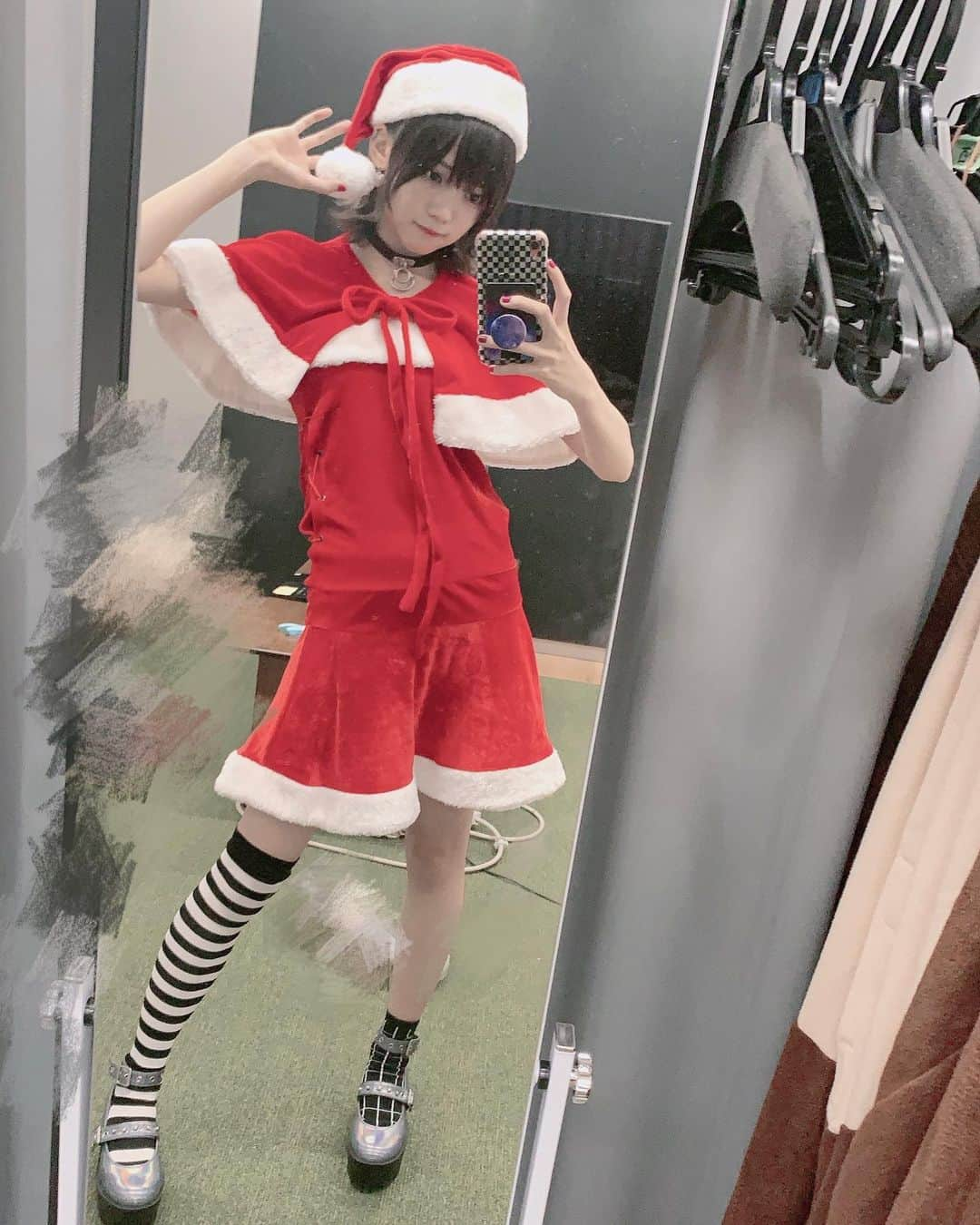 高辻麗のインスタグラム：「メリークリスマス✨ ・ ・ 今年のサンタは ゆうきたむ意識の片しまニーソ、ホログラムなシューズ、チョーカーなど 謎にロックなコーデになりました。 なんか、ウルフの頃の写真見返すとほんとに少年みたいだな。 ・ ・ ・ 一人暮らしのクリスマスって寂しい……。クリスマスでも変わらず配信してくれるVtuber、配信者さま達に深い深いありがたみを感じつつ、ケーキの代わりに買ったハーゲンダッツ(ストロベリー味)を食すことにします。皆さんも良いクリスマスを！ ・ ・ ・ #高辻麗 #ナナニジ #サンタコス」