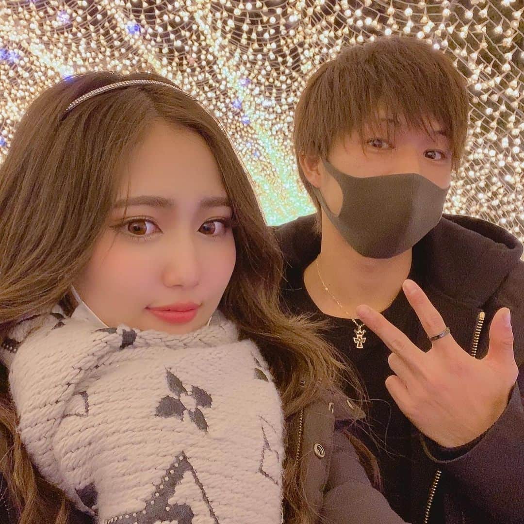 のインスタグラム：「今年も大好きなそーまとクリスマス一緒に過ごせて幸せ満点なクリスマスでしたっ🎅🏼🎄🎂🍷🎁⛄️🎉  #なばなの里 綺麗過ぎた✨ 運転お疲れ様🥺 大好きっ🥰 #クリスマス」