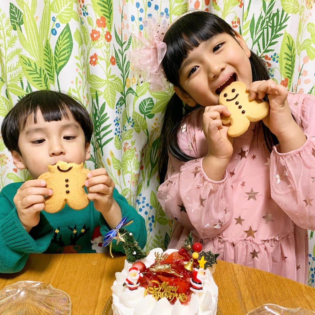 山口尚美のインスタグラム：「夜はパパが買ってきたクッキーと 永井のじいじから贈られて来たケーキでお祝い🎂🎉🎄🌟 (ありがとうございます🙏❣️) せいたろの表情がうまく撮れなかったので2枚目はおまけ笑 家族で楽しく過ごせることに感謝👨‍👩‍👧‍👦 Happy Christmas🎅🎄🌟🎁💖」