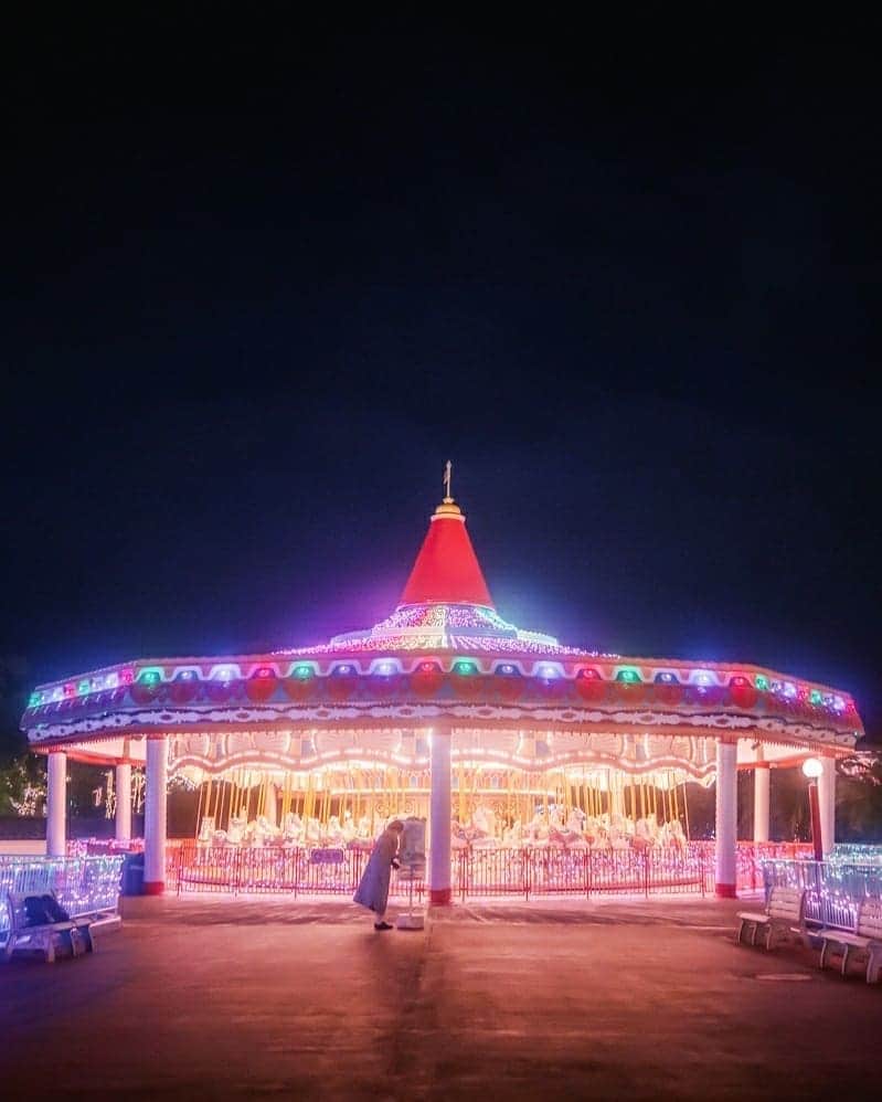 6151のインスタグラム：「joyeux Noël｜Merry Christmas  良い夜を。  ---  香川の旅で出会った景色を少しずつ ご紹介します。  #瀬戸大橋を渡ろう のタグから ご覧頂けると嬉しいです。  写真は香川県のレオマワールドの点灯式で 撮影したスナップ。  レオマワールドのカルーセルは 木馬の数が日本一多いのだそう。」