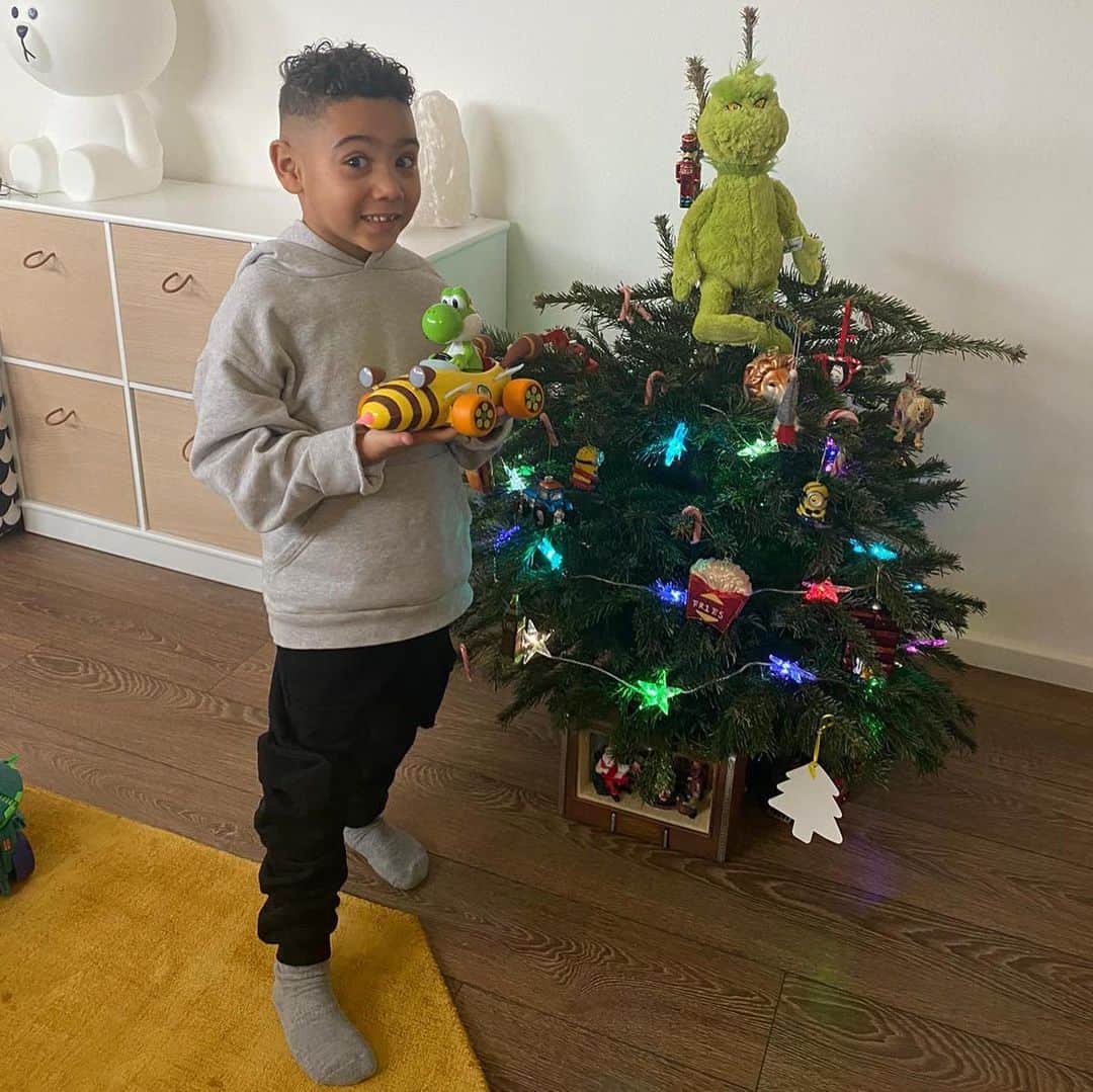 ジェローム・ボアテングのインスタグラム：「We wish you a Merry Xmas!  Hope Santa‘s been good to y‘all 🤘🏽🎄🎅🏽」