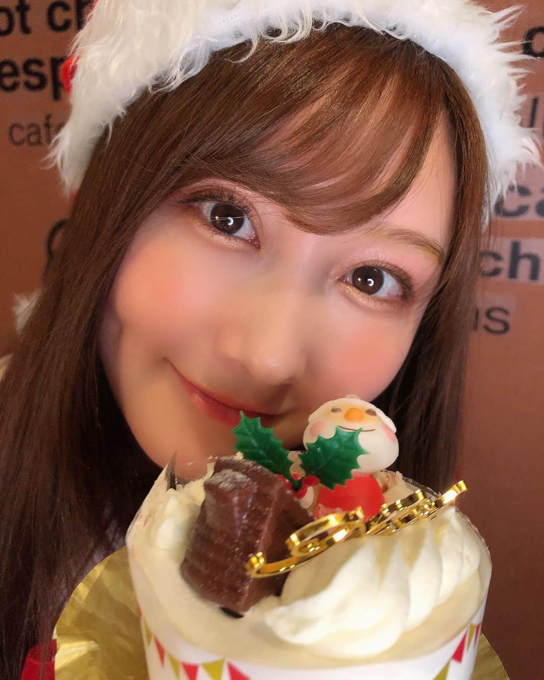 矢倉楓子さんのインスタグラム写真 - (矢倉楓子Instagram)「じゃーん🎂💜  インスタライブパーティーたのしかった😂🥳  ケーキは、やっぱり王道が1番 好き🥰  リップ折れたり 神様は可愛い『にゃん』させてくれないけど、またインライするね🎅❣️  #christmas #merrychristmas #サンタさん #クリスマスケーキ #クリスマスパーティー #ショートケーキ #生クリーム大好き」12月25日 22時30分 - fufu_ice