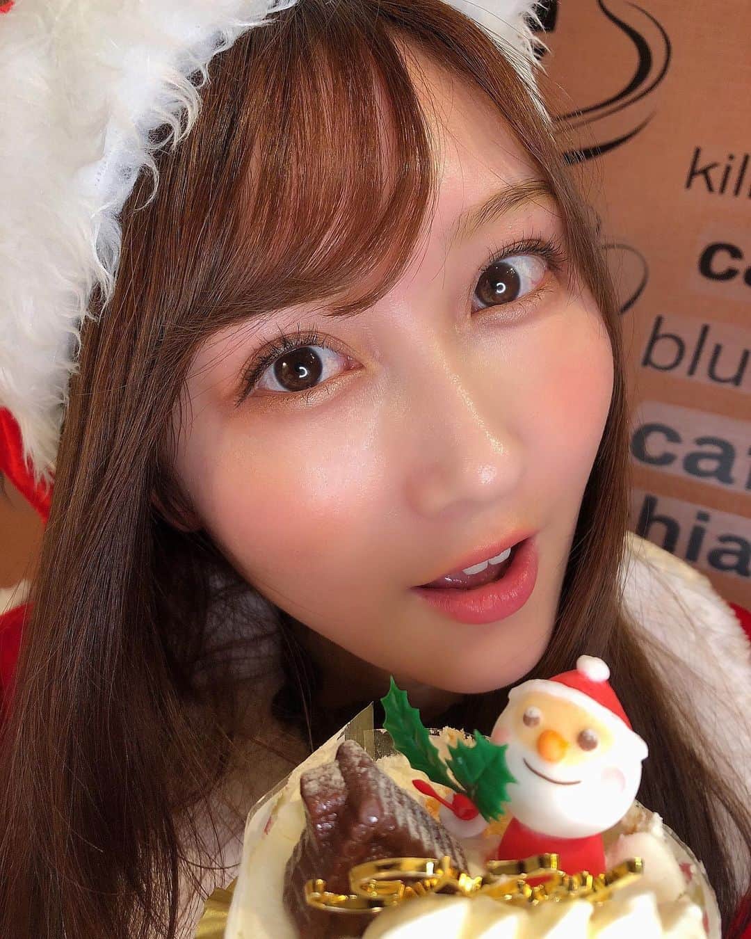 矢倉楓子さんのインスタグラム写真 - (矢倉楓子Instagram)「じゃーん🎂💜  インスタライブパーティーたのしかった😂🥳  ケーキは、やっぱり王道が1番 好き🥰  リップ折れたり 神様は可愛い『にゃん』させてくれないけど、またインライするね🎅❣️  #christmas #merrychristmas #サンタさん #クリスマスケーキ #クリスマスパーティー #ショートケーキ #生クリーム大好き」12月25日 22時30分 - fufu_ice