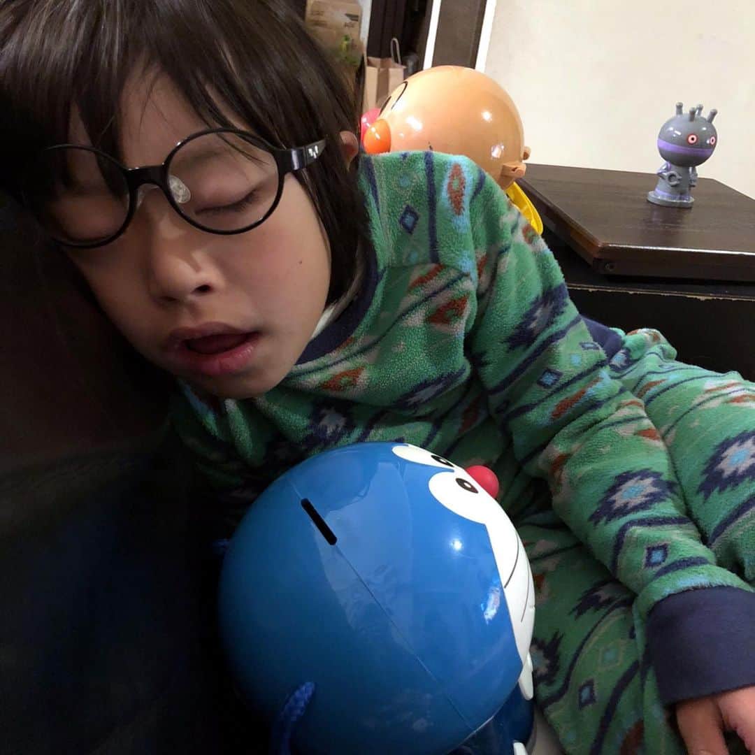 奥山佳恵さんのインスタグラム写真 - (奥山佳恵Instagram)「・ ☆クリスマスイブ☆  枕元においてあった、 美良生のプレゼントは  ずっとほしがってた ドラえもーん！  うれしかったのかな。  眠りに落ちる瞬間まで ずっといっしょで、まるで  ウチのコ 見た目も のび太くんでした！ ・」12月25日 22時31分 - okuyama_yoshie