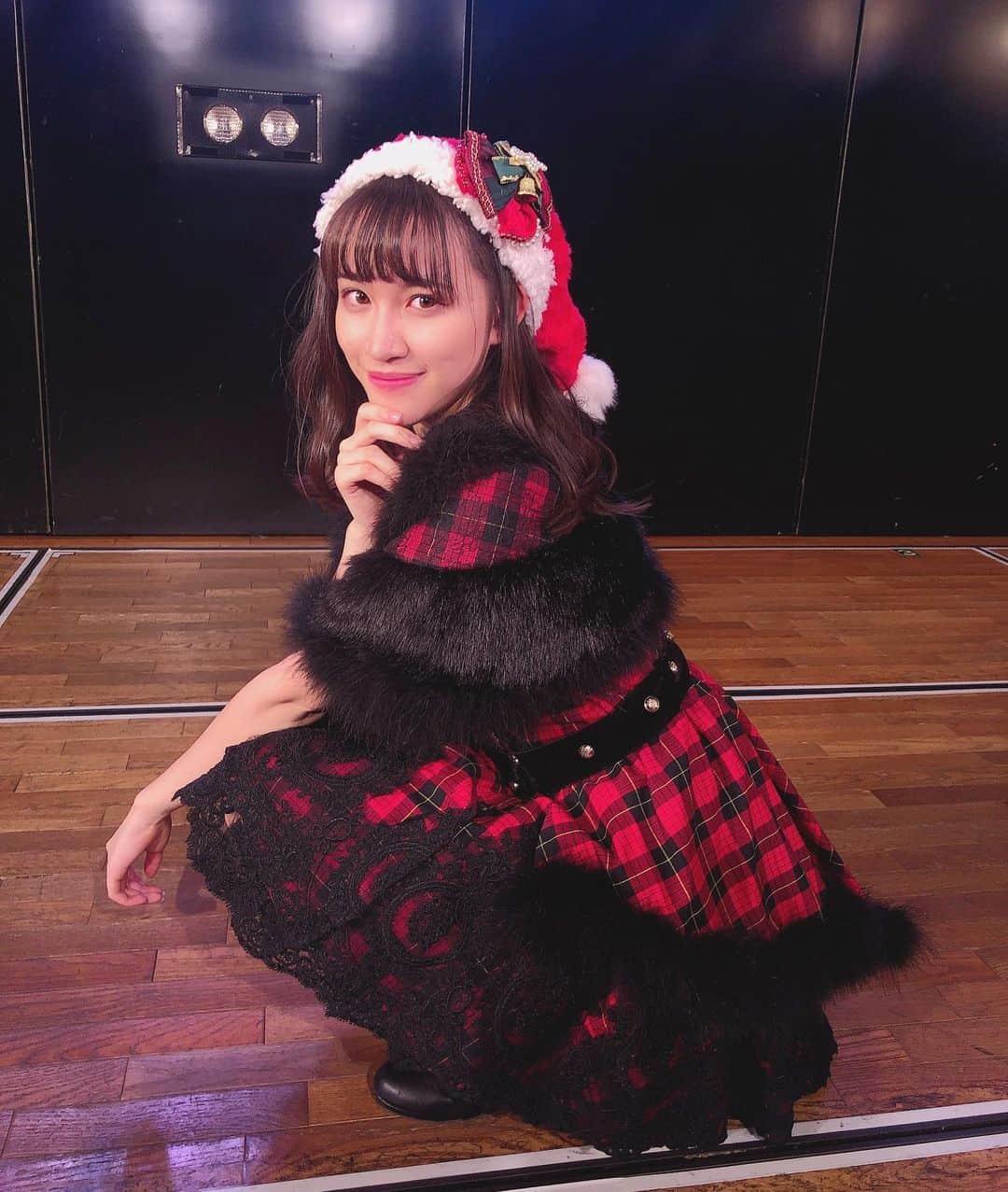 下口ひななのインスタグラム：「Merry Christmas🎄﻿ ﻿ ﻿ クリスマス当日は人生で初めてプレゼントが来ず悲しい気持ちになりながらもメンバーと過ごせて楽しかった1日でした✨﻿ ﻿ ひななサンタです🎅﻿ ﻿ えりなサンタが撮ってくれた！！﻿ めっちゃ褒めながら撮ってくれたら嬉しい🧑‍🎄﻿ ﻿ #クリスマス #サンタさん  #おだカメラありがとう #今日も寒いね  #楽しいクリスマス  #込山チームk」