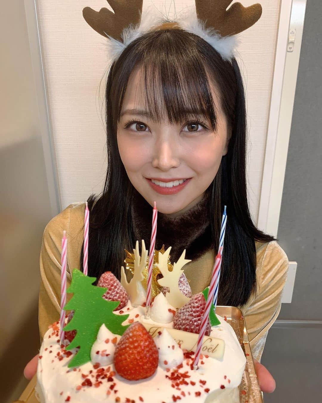 白間美瑠さんのインスタグラム写真 - (白間美瑠Instagram)「メリークリスマス🎄 今日は、トナカイだぜっ！！ ・ ・ 白間家クリスマスパーティー🎉 お腹いっぱいです❤️」12月25日 22時33分 - shiro36run